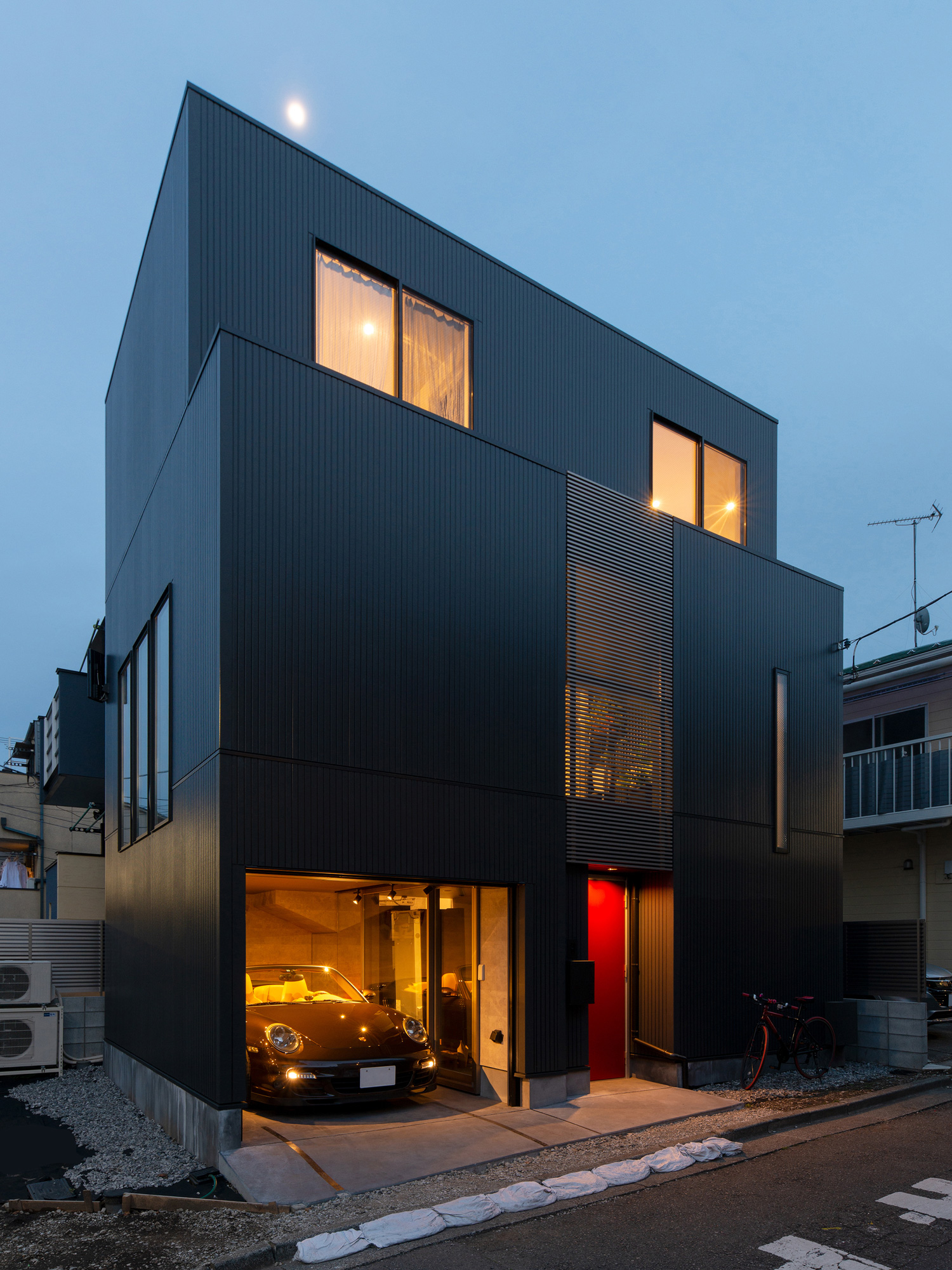 インナーガレージがあり3階に窓がある住宅の外観・デザイン住宅 注文住宅・デザイン住宅建築実例_『CASE617 Casa di Nero』_外観