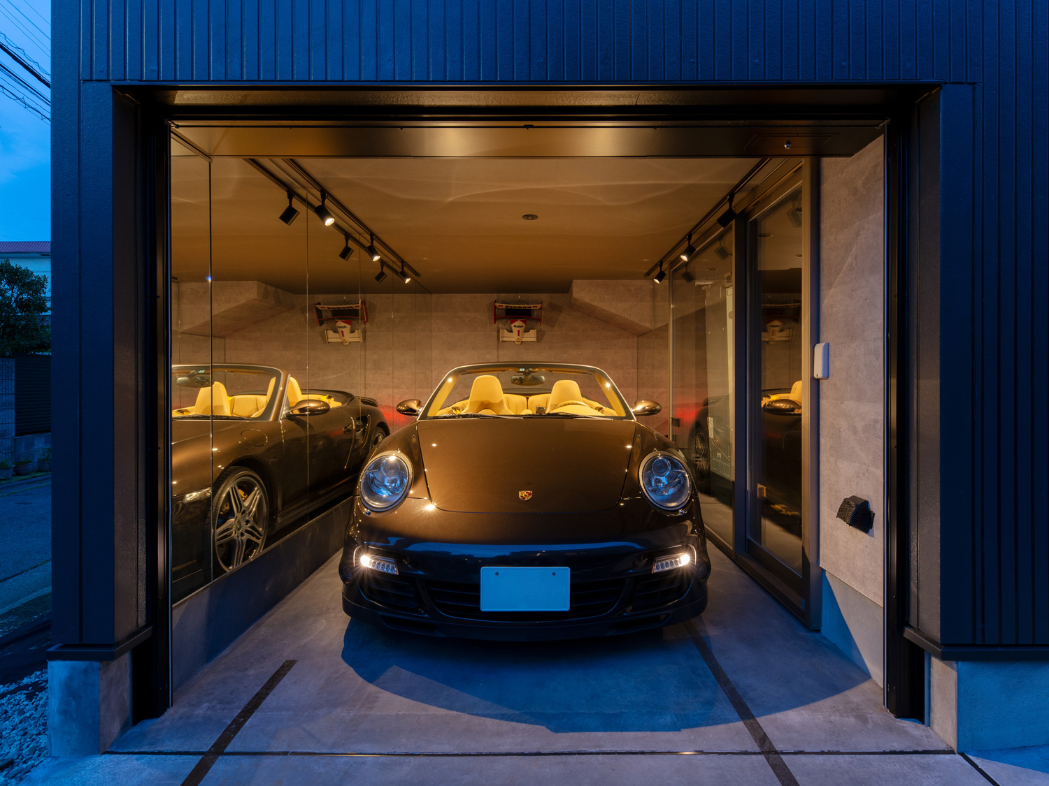 黒い車が一台止まったインナーガレージ・デザイン住宅 注文住宅・デザイン住宅建築実例_『CASE617 Casa di Nero』_ガレージ