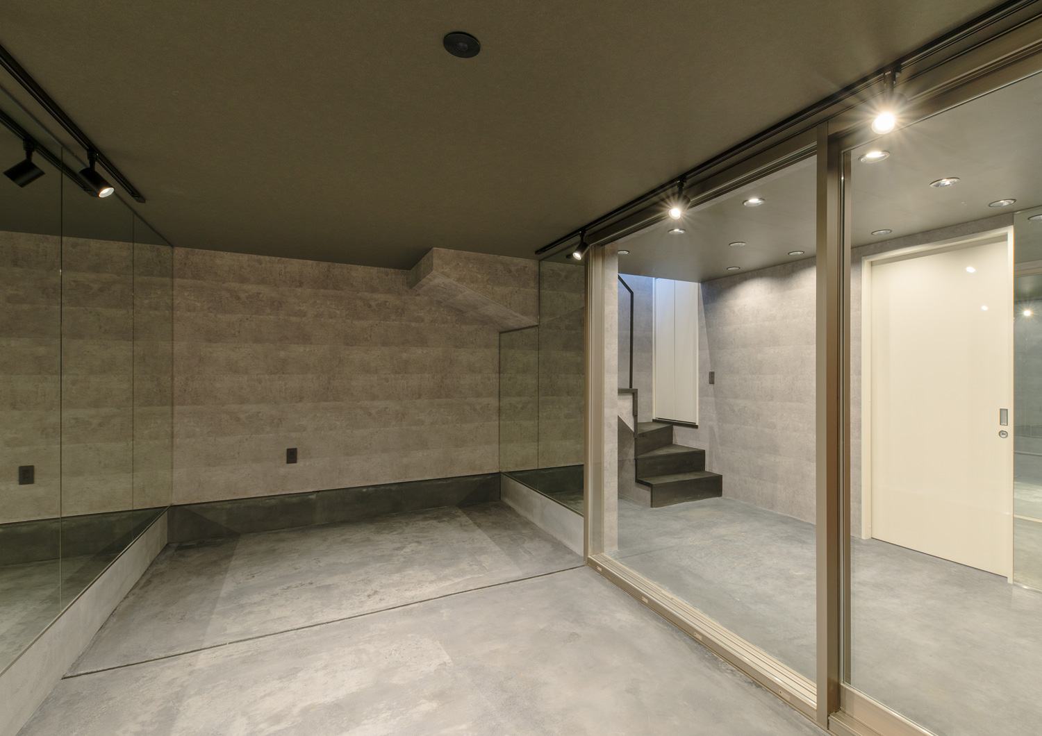 鏡とガラス扉が付いたインナーガレージ・デザイン住宅 注文住宅・デザイン住宅建築実例_『CASE617 Casa di Nero』_ガレージ