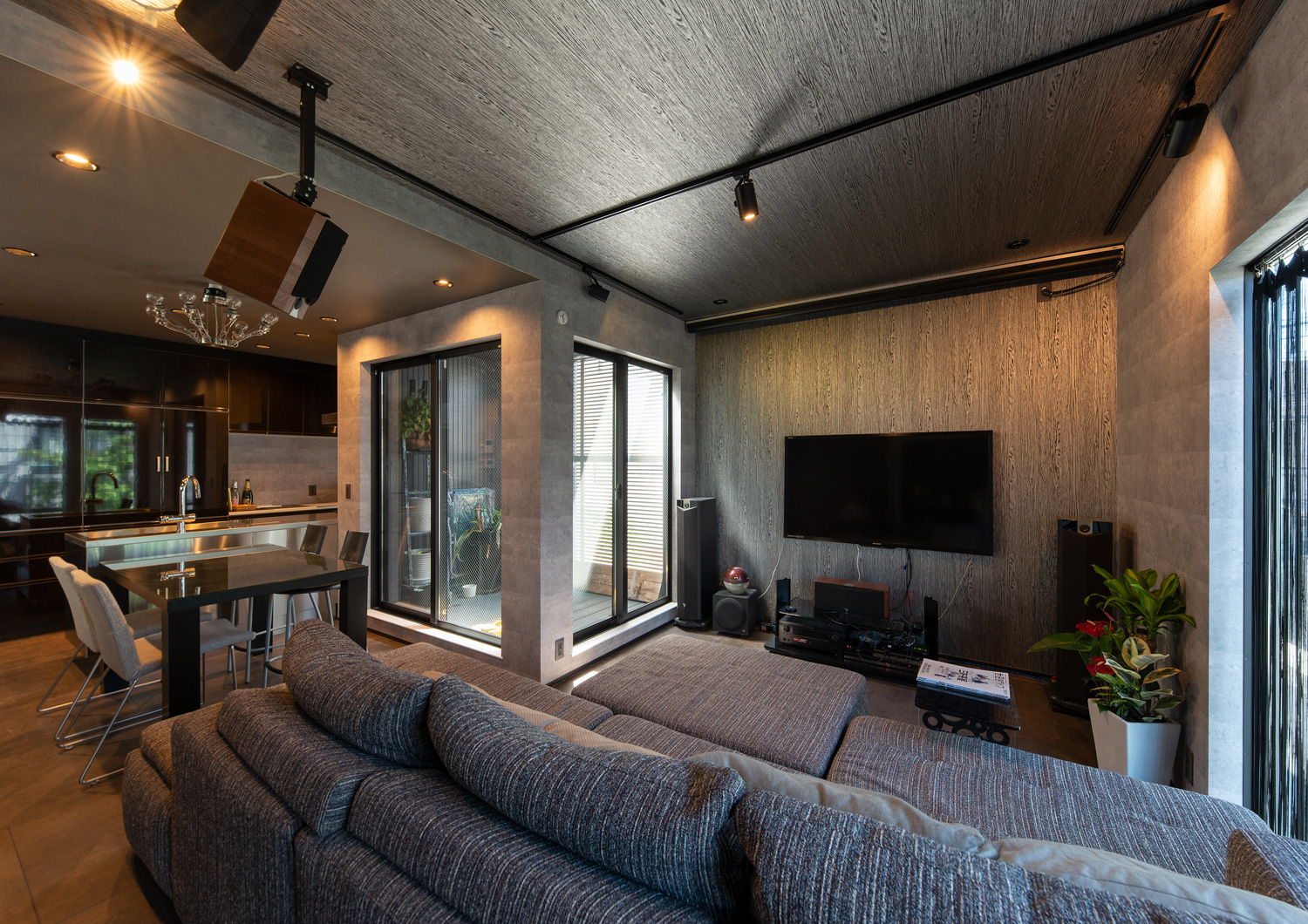 中庭付きで、グレーの壁紙のLDK・デザイン住宅 注文住宅・デザイン住宅建築実例_『CASE617 Casa di Nero』_LDK