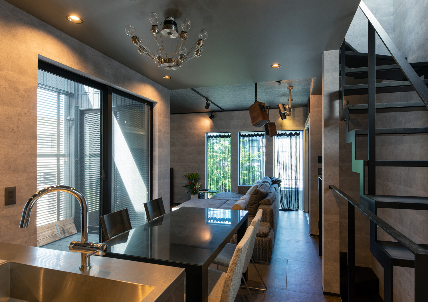 グレーの壁紙でシャンデリアがあるLDK・デザイン住宅 注文住宅・デザイン住宅建築実例_『CASE617 Casa di Nero』_LDK