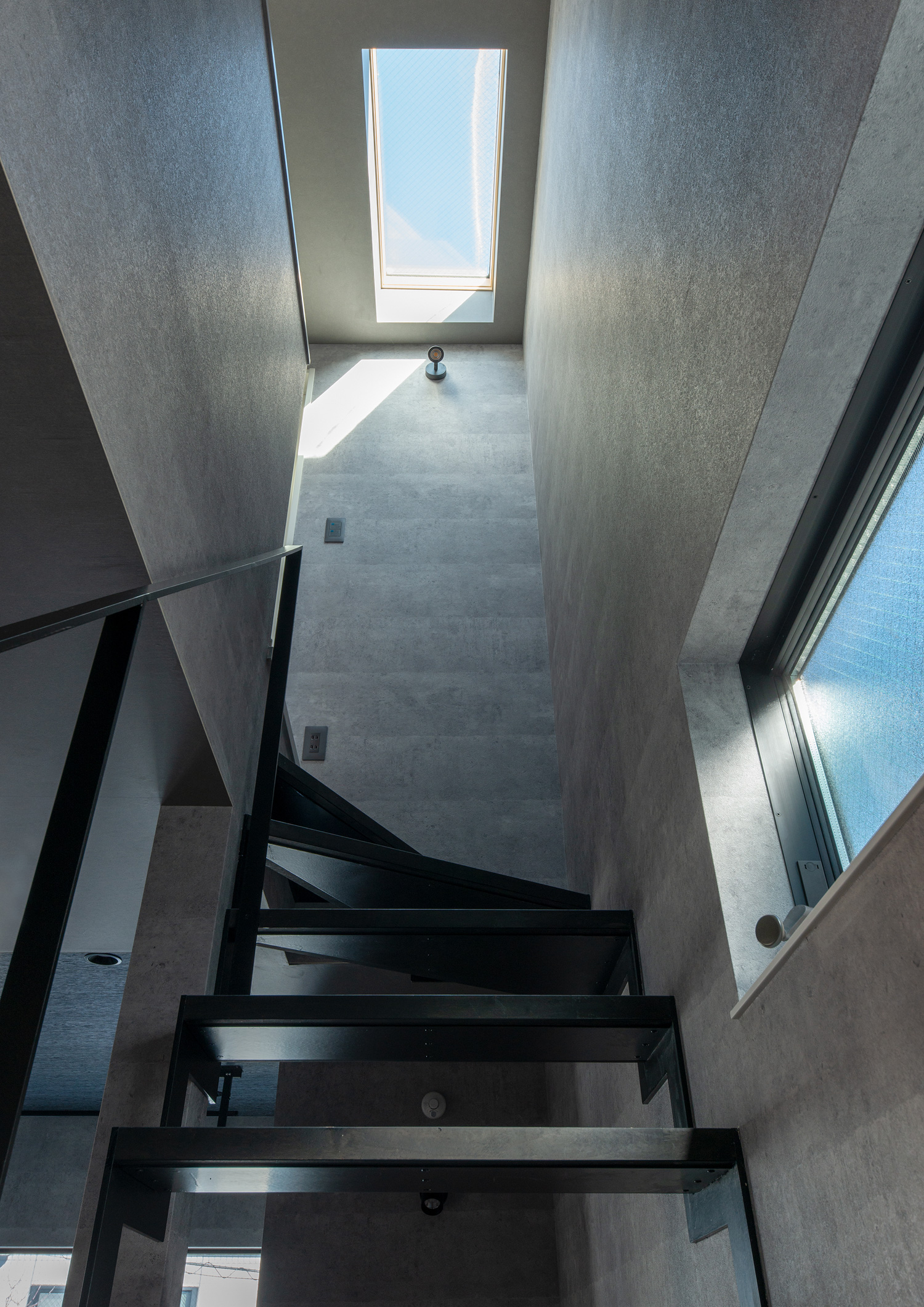 グレーの壁紙で、天窓もあるアイアンのスケルトン階段部分・デザイン住宅 注文住宅・デザイン住宅建築実例_『CASE617 Casa di Nero』_階段