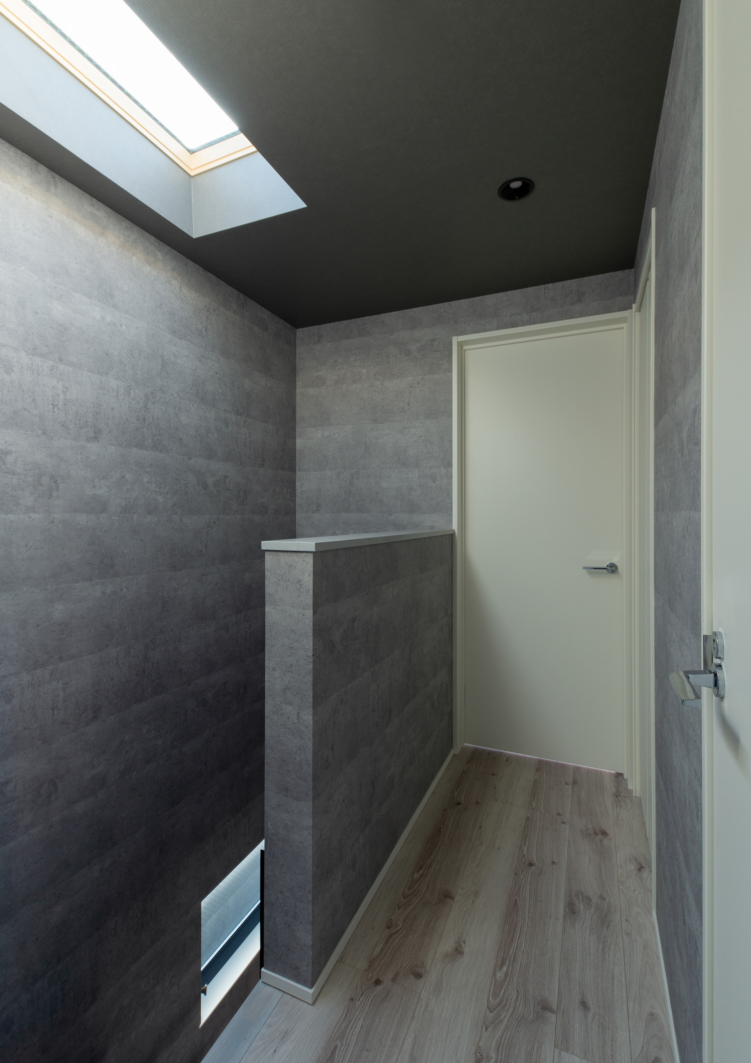 グレーの壁紙で白い扉が付いた、天窓のある廊下・デザイン住宅 注文住宅・デザイン住宅建築実例_『CASE617 Casa di Nero』_階段