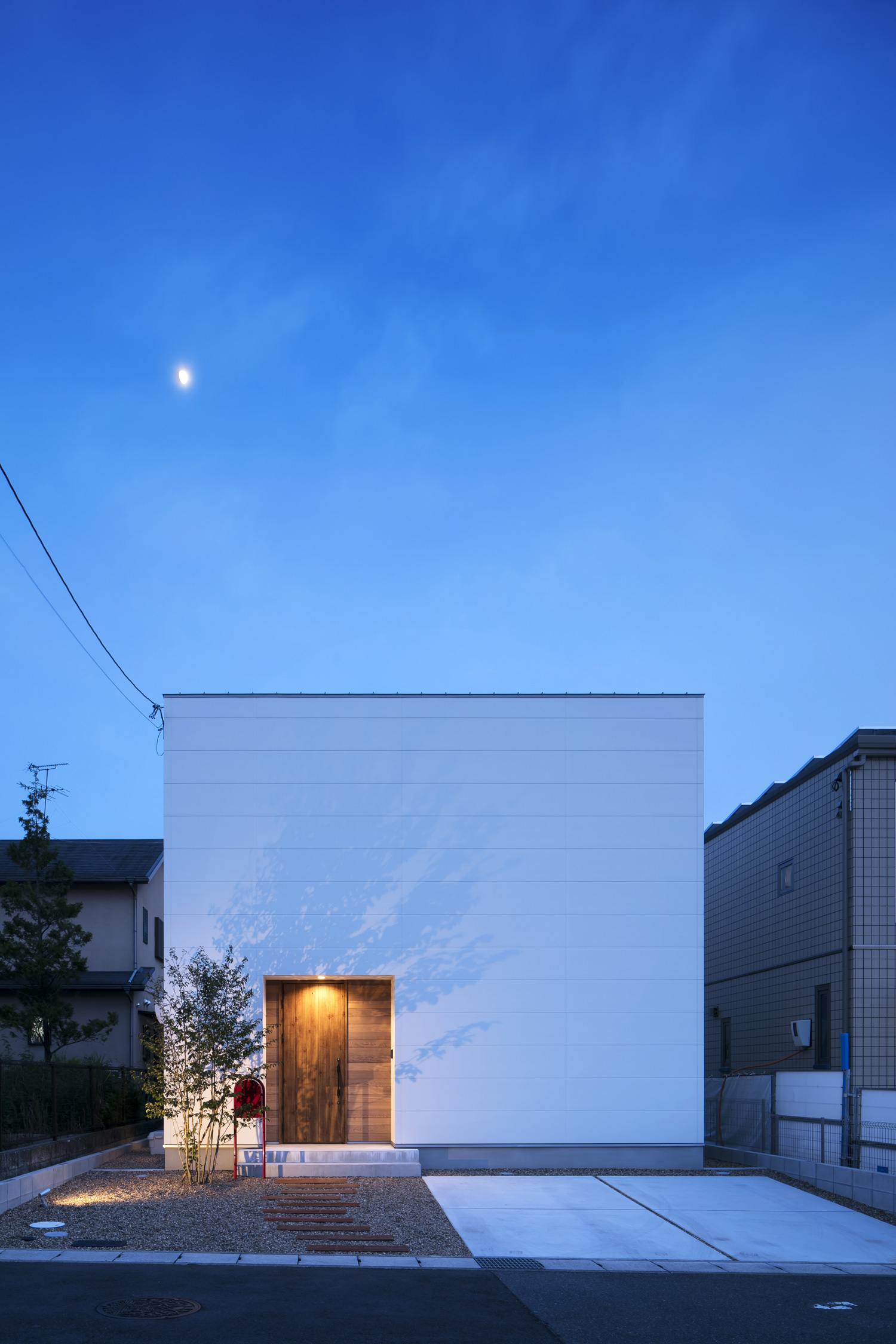 照明に照らされた、窓のない白いキューブ状の外観の住まい・デザイン住宅 注文住宅・デザイン住宅建築実例_『CASE619 Hoccori』_外観