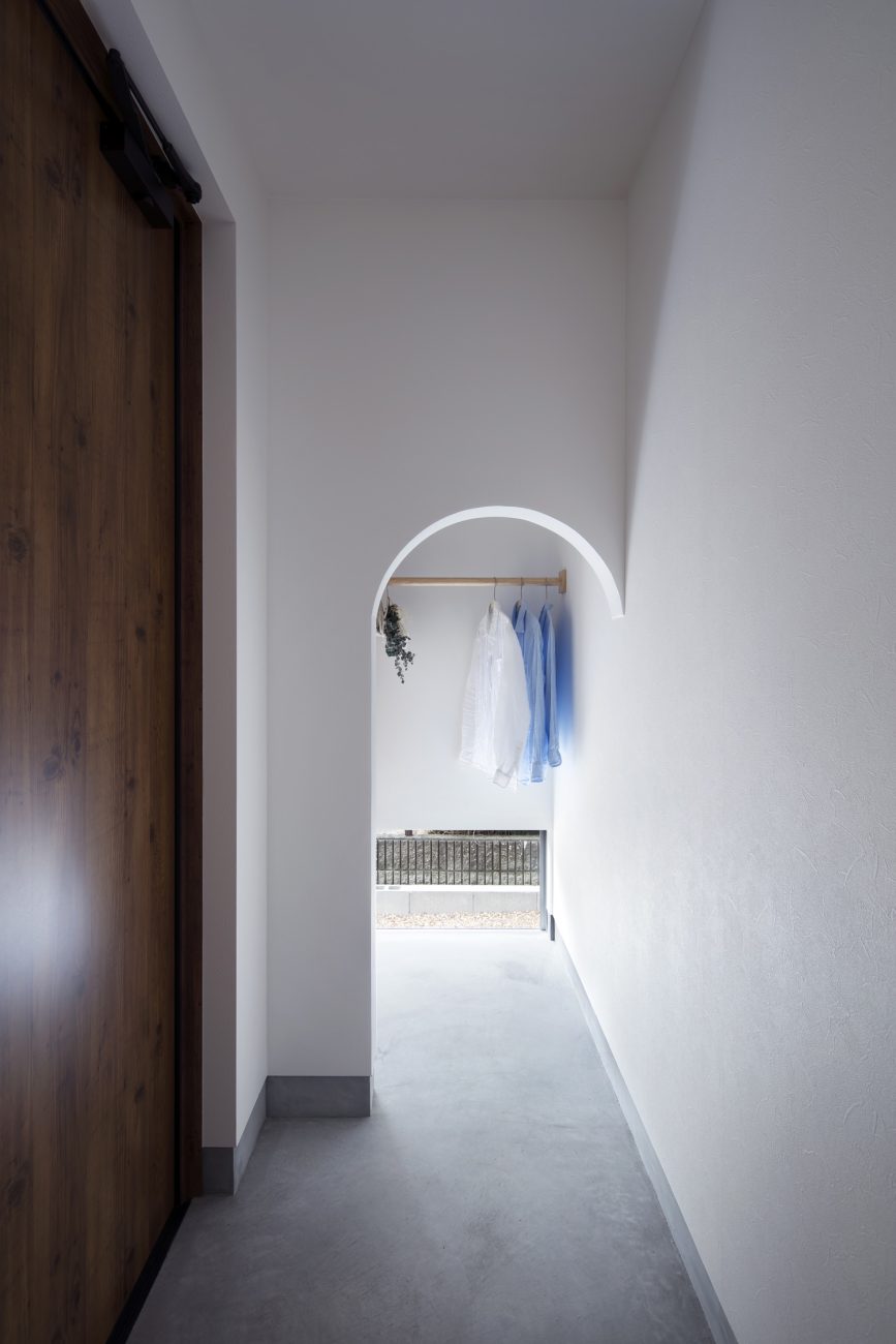 モルタルの玄関をアーチ壁で仕切って作った収納スペース・デザイン住宅 注文住宅・デザイン住宅建築実例_『CASE619 Hoccori』_玄関