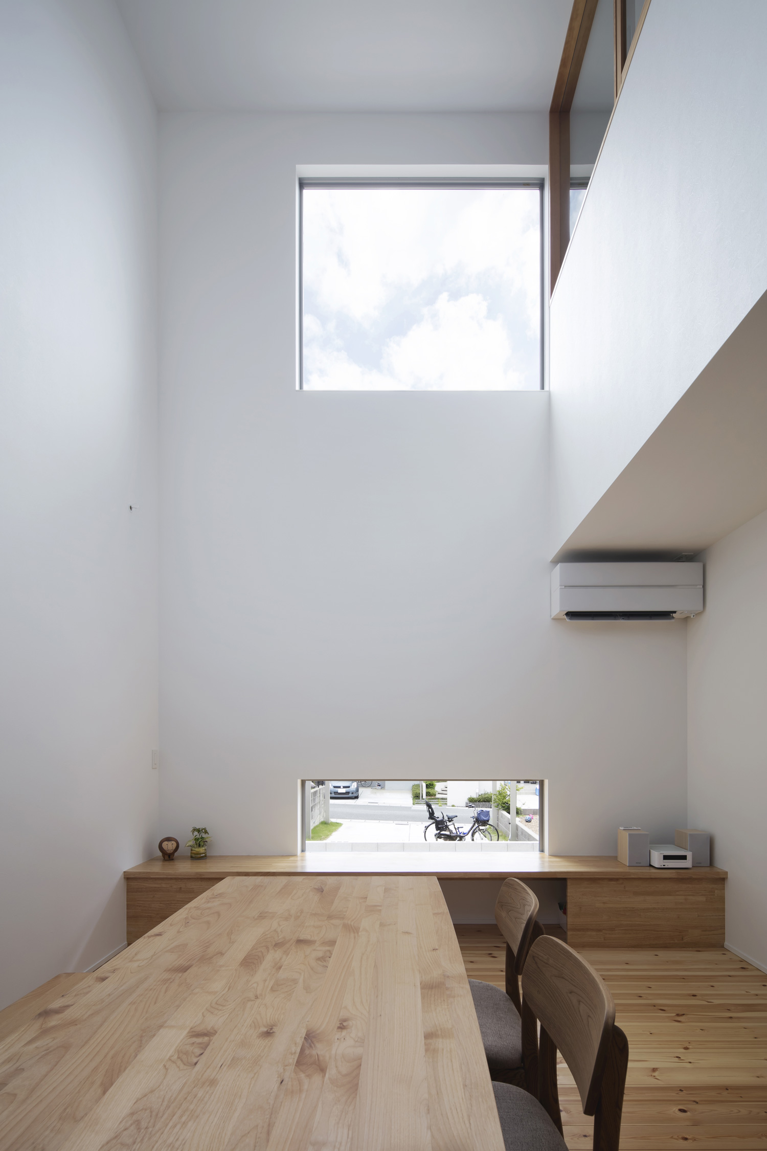天井付近と壁付けデスクの位置に窓がある吹き抜けのLDK・デザイン住宅 注文住宅・デザイン住宅建築実例_『CASE619 Hoccori』_LDK