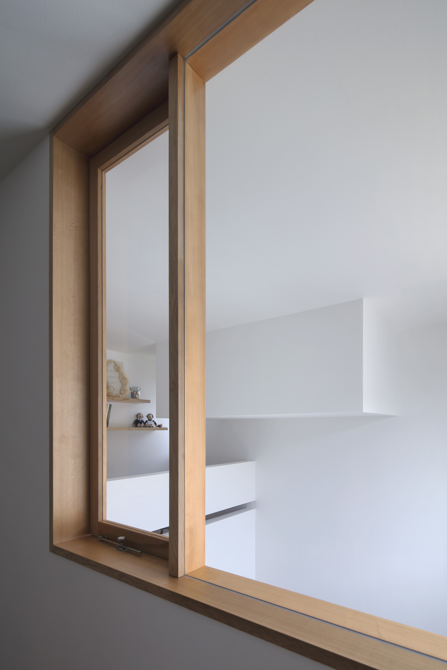 吹き抜けを見渡すことが出来る木枠の室内窓・デザイン住宅 注文住宅・デザイン住宅建築実例_『CASE619 Hoccori』_LDK