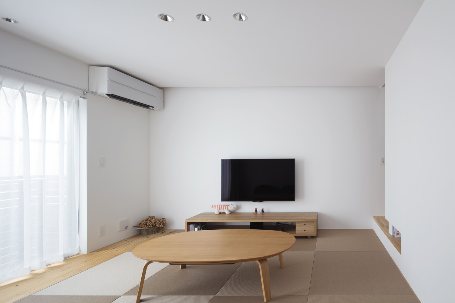 窓を設けた琉球畳のリビング・デザイン住宅 注文住宅・デザイン住宅建築実例_『CASE619 Hoccori』_LDK