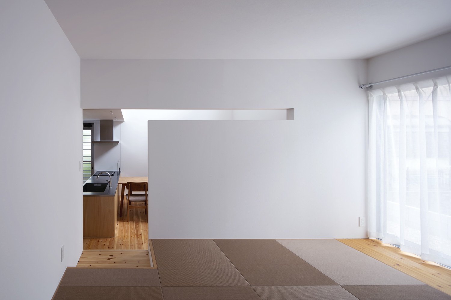 仕切り壁にスリットを設け琉球畳のリビング・デザイン住宅 注文住宅・デザイン住宅建築実例_『CASE619 Hoccori』_LDK