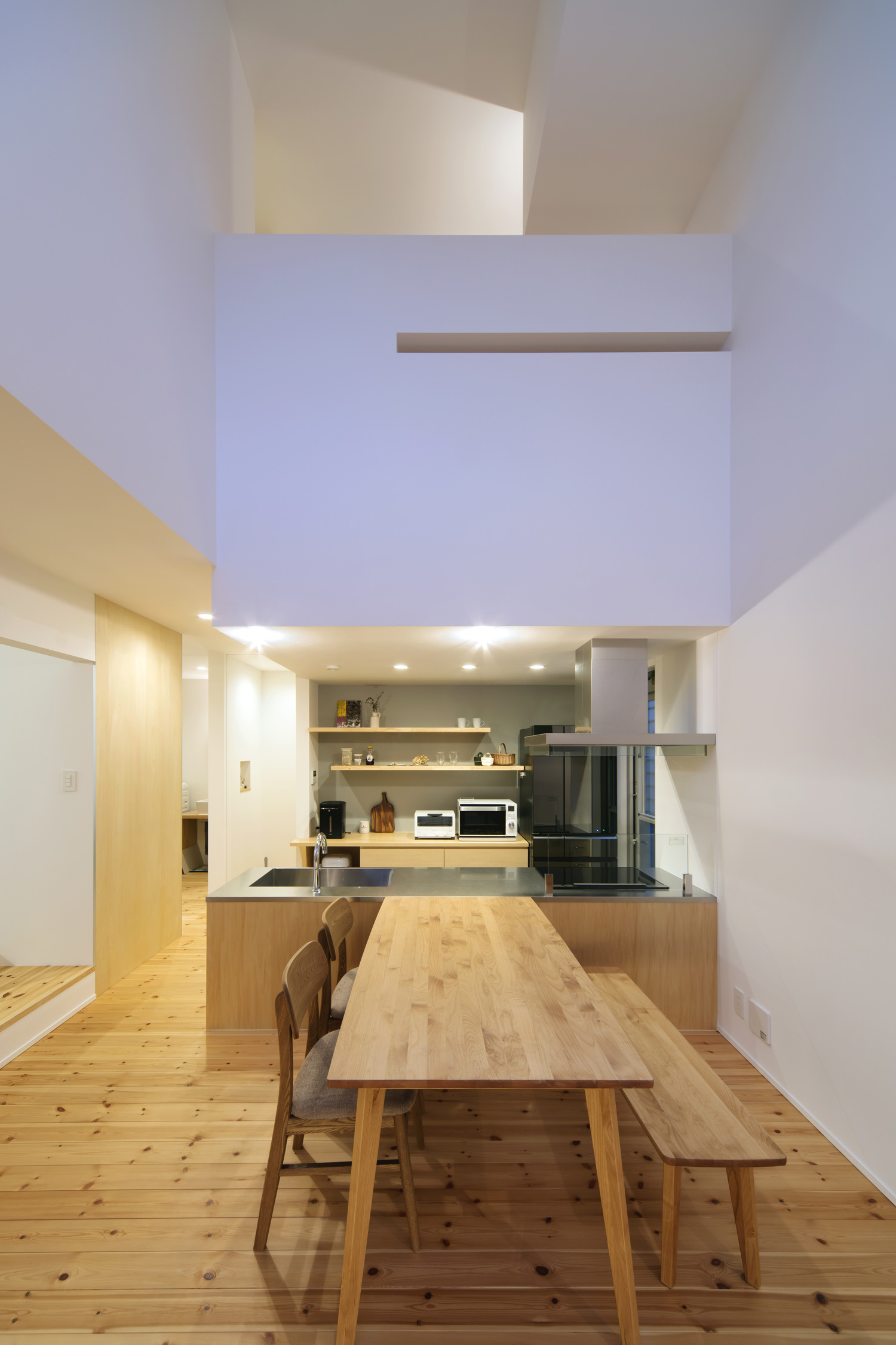 ダウンライトが取り付けられた、木のインテリアを中心としたLDK・デザイン住宅 注文住宅・デザイン住宅建築実例_『CASE619 Hoccori』_LDK