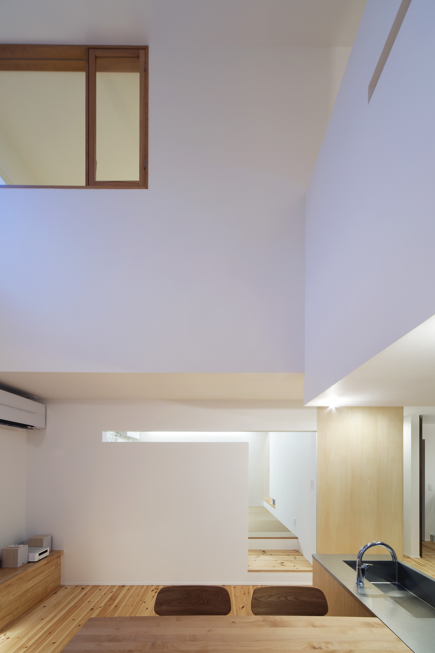 スリット付きの壁でリビングが仕切られた吹き抜けのLDK・デザイン住宅 注文住宅・デザイン住宅建築実例_『CASE619 Hoccori』_LDK