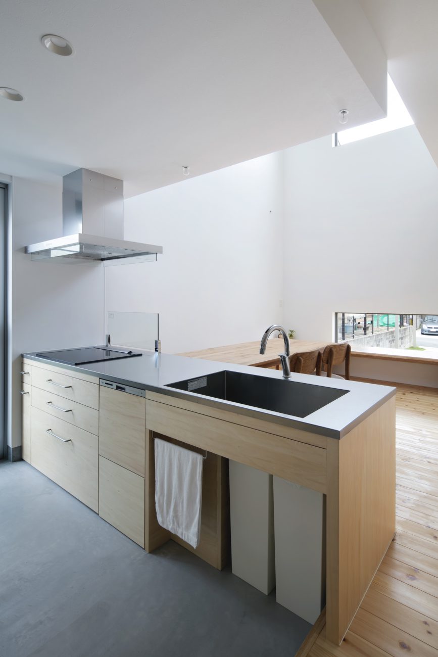 ゴミ箱がぴったり収まる造作キッチン・デザイン住宅 注文住宅・デザイン住宅建築実例_『CASE619 Hoccori』_キッチン