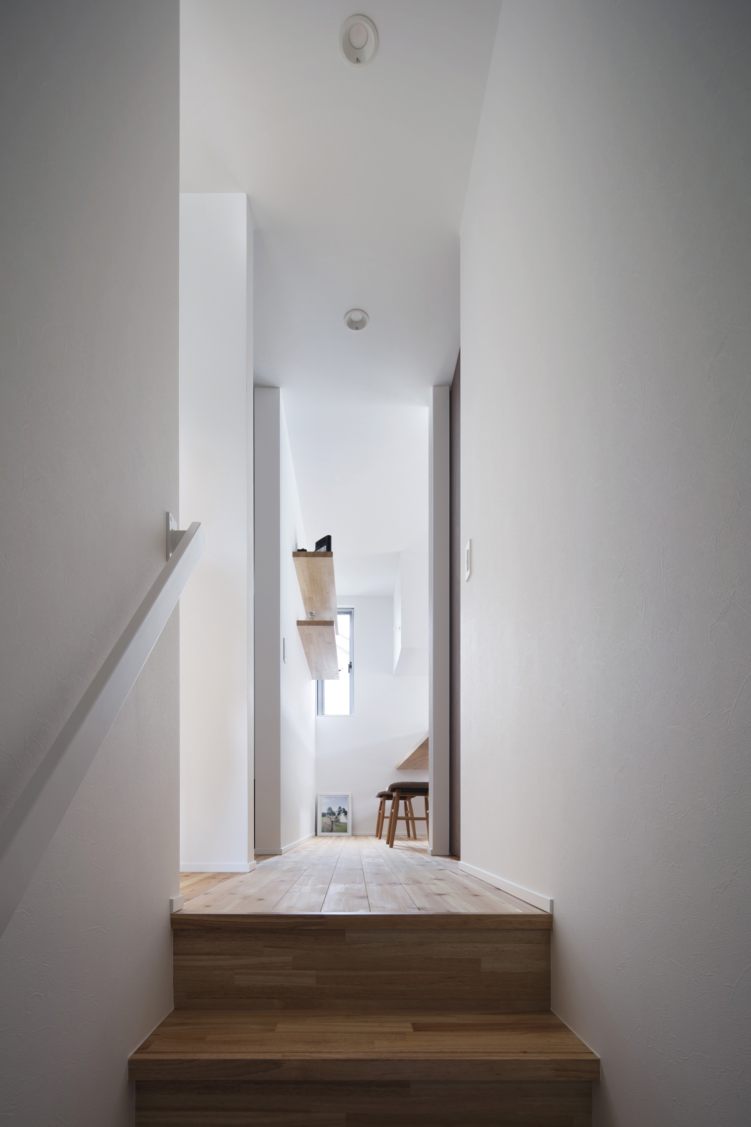 木製の箱型階段の先にある、壁付け棚やスリット窓があるスペース・デザイン住宅 注文住宅・デザイン住宅建築実例_『CASE619 Hoccori』_階段