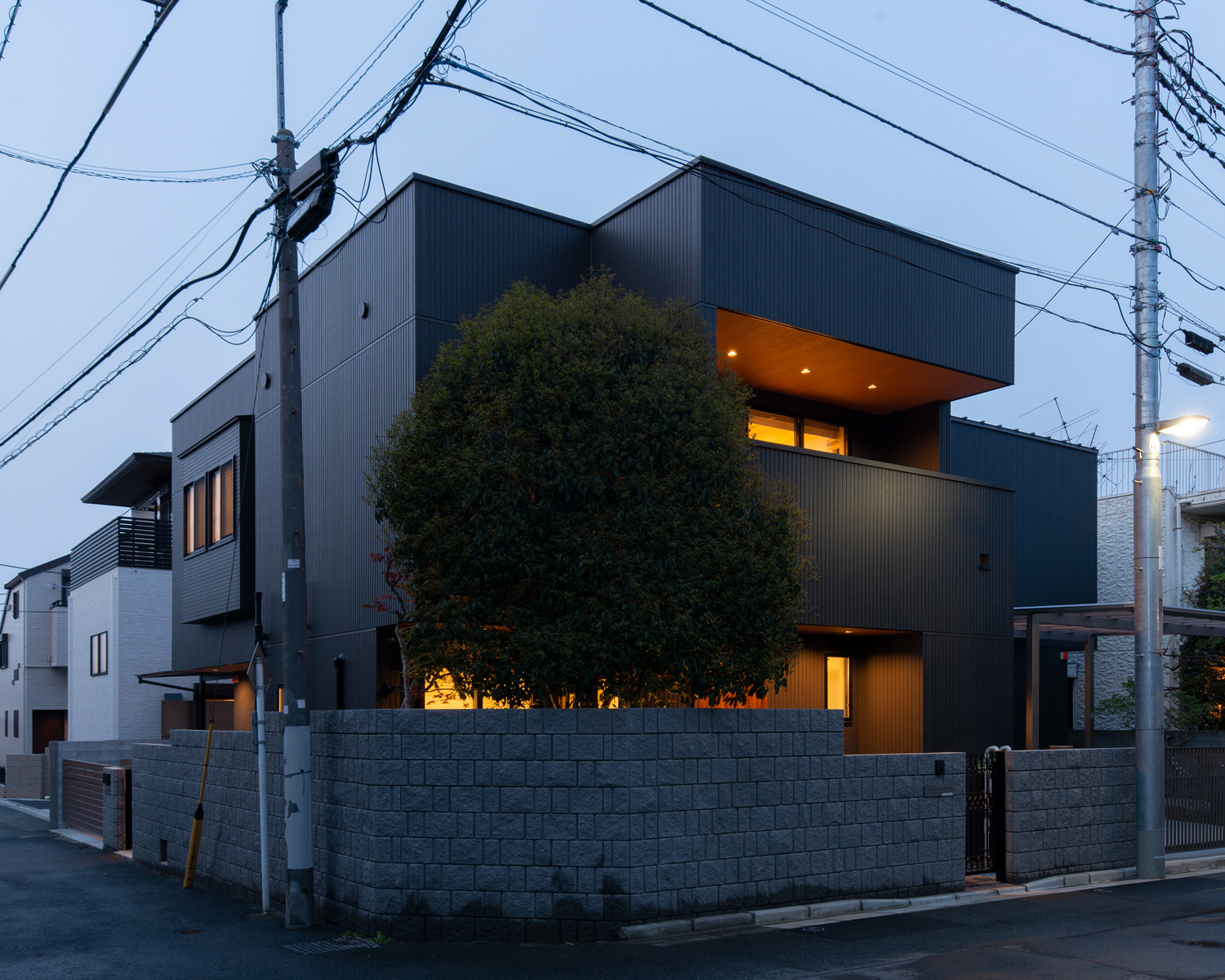 角に木が受けられた、ベランダのある住宅の外観・デザイン住宅 注文住宅・デザイン住宅建築実例_『CASE620 継承する家』_外観