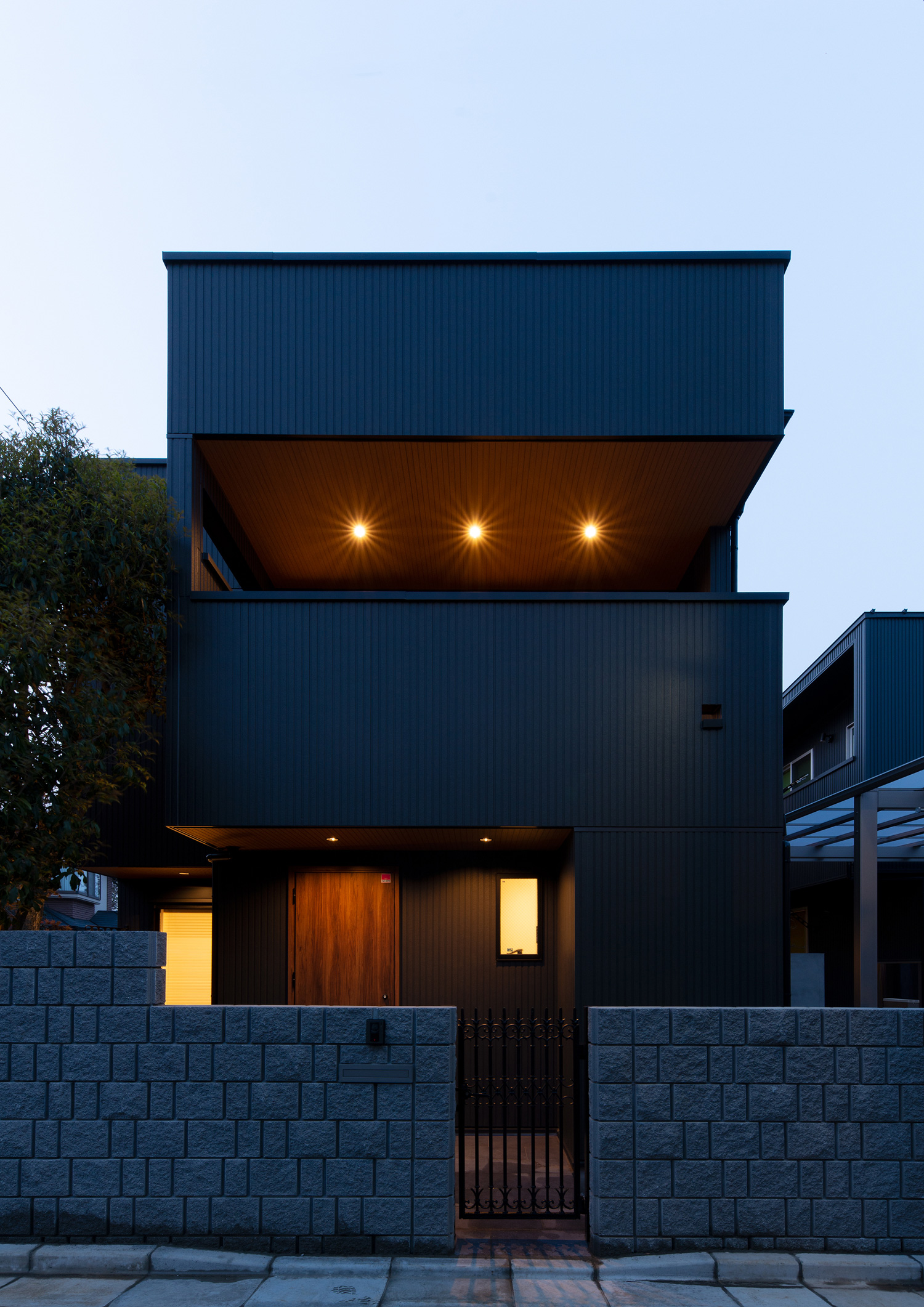 ベランダの軒天井に照明が取り付けられた窓のない外観の住宅・デザイン住宅 注文住宅・デザイン住宅建築実例_『CASE620 継承する家』_外観