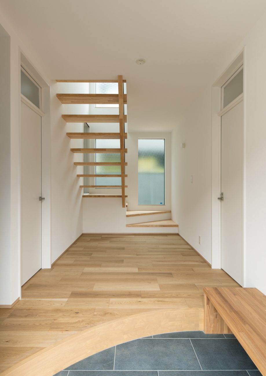 正面に窓とスケルトン階段のがる、ベンチ付きの玄関・デザイン住宅 注文住宅・デザイン住宅建築実例_『CASE620 継承する家』_玄関