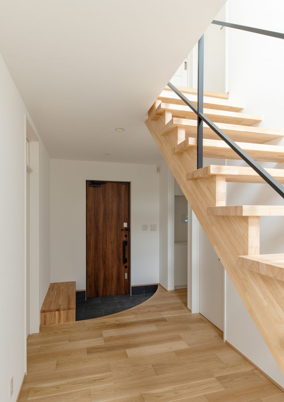 木の玄関扉で、木製のベンチが置かれた玄関・デザイン住宅 注文住宅・デザイン住宅建築実例_『CASE620 継承する家』_玄関