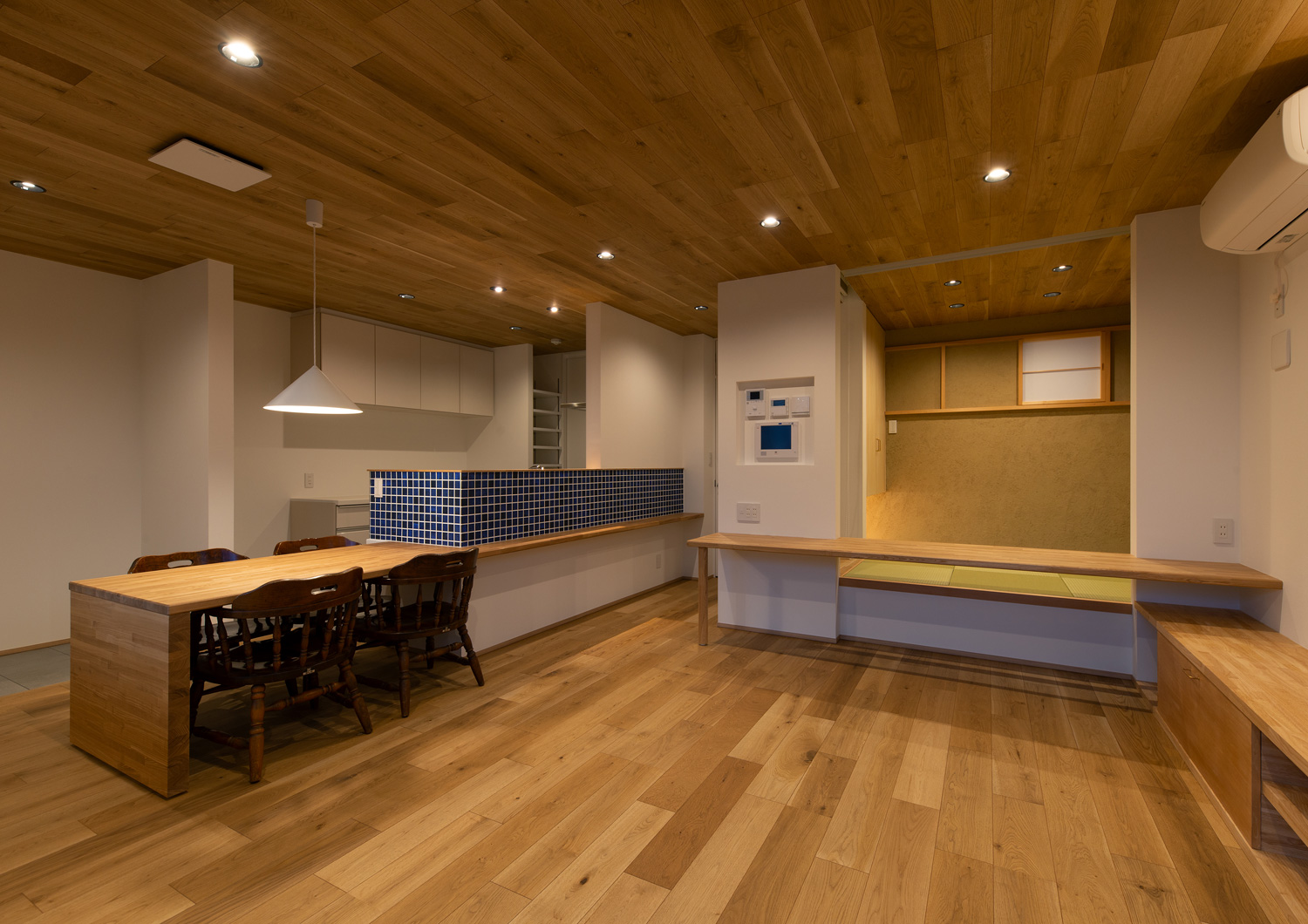 木目の天井にダウンライトが取り付けられた、和室付きのLDK・デザイン住宅 注文住宅・デザイン住宅建築実例_『CASE620 継承する家』_LDK