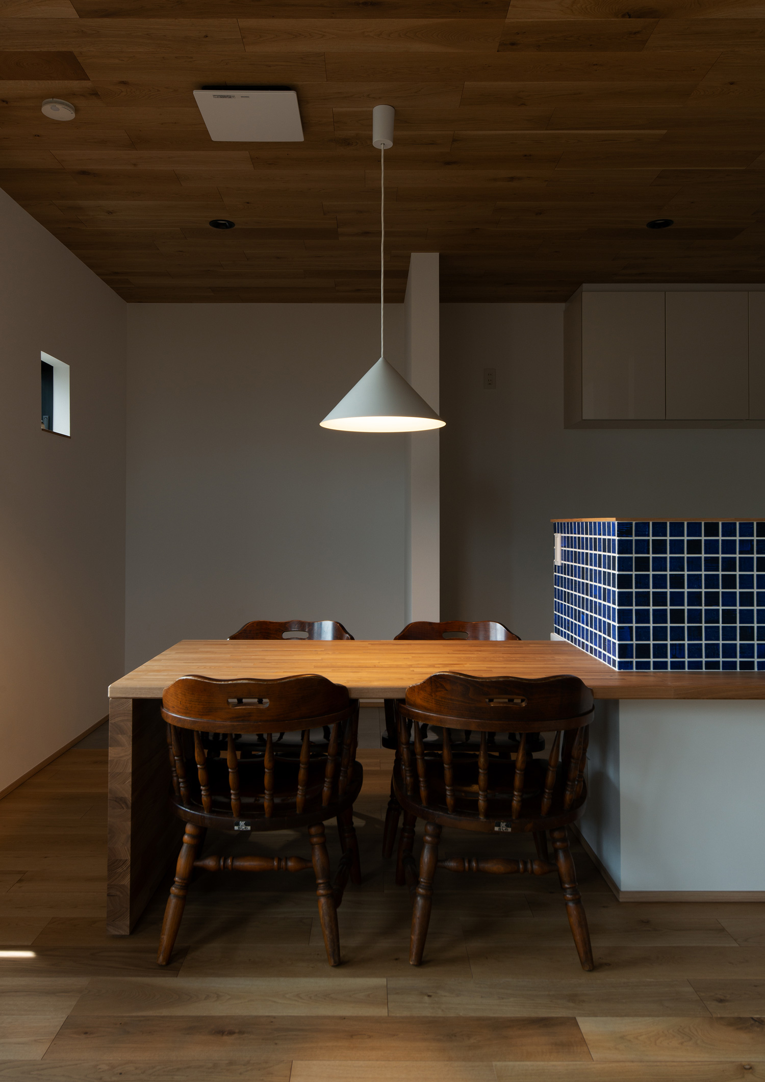 ペンダントライトに照らされる、キッチンと一体型になったダイニングテーブル・デザイン住宅 注文住宅・デザイン住宅建築実例_『CASE620 継承する家』_LDK