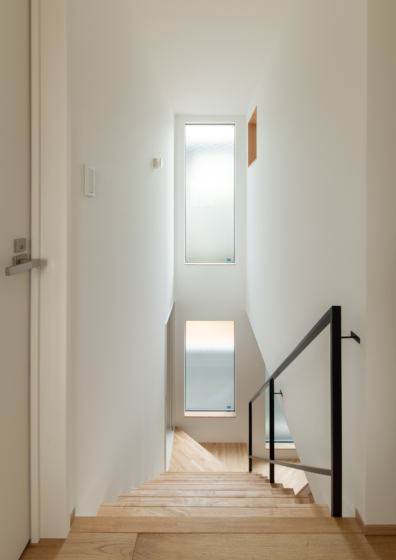 天井付近まで曇りガラスの窓を設けた階段部分・デザイン住宅 注文住宅・デザイン住宅建築実例_『CASE620 継承する家』_階段