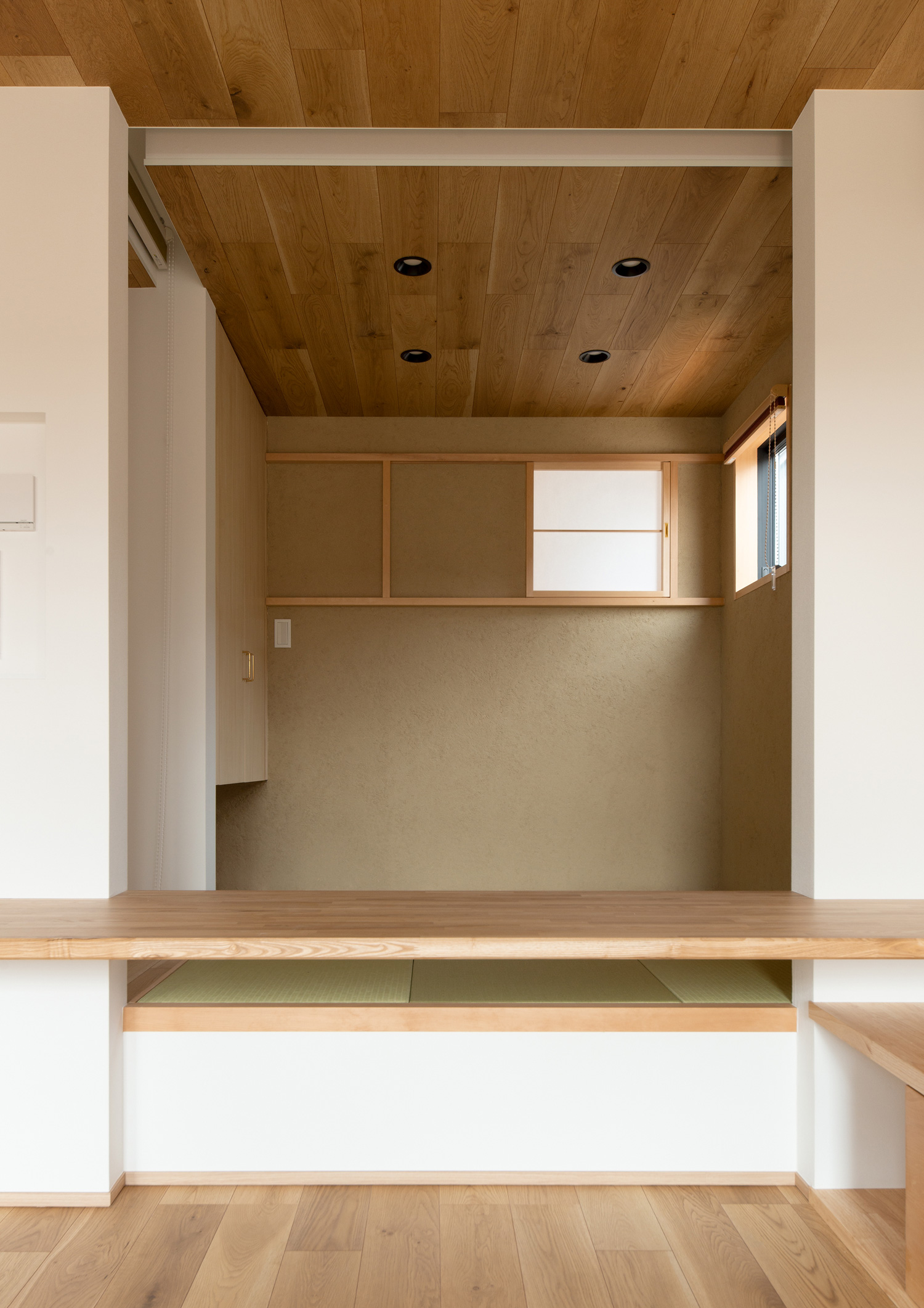 入口に木製のカウンターを取り付けた小上がりの和室・デザイン住宅 注文住宅・デザイン住宅建築実例_『CASE620 継承する家』_和室