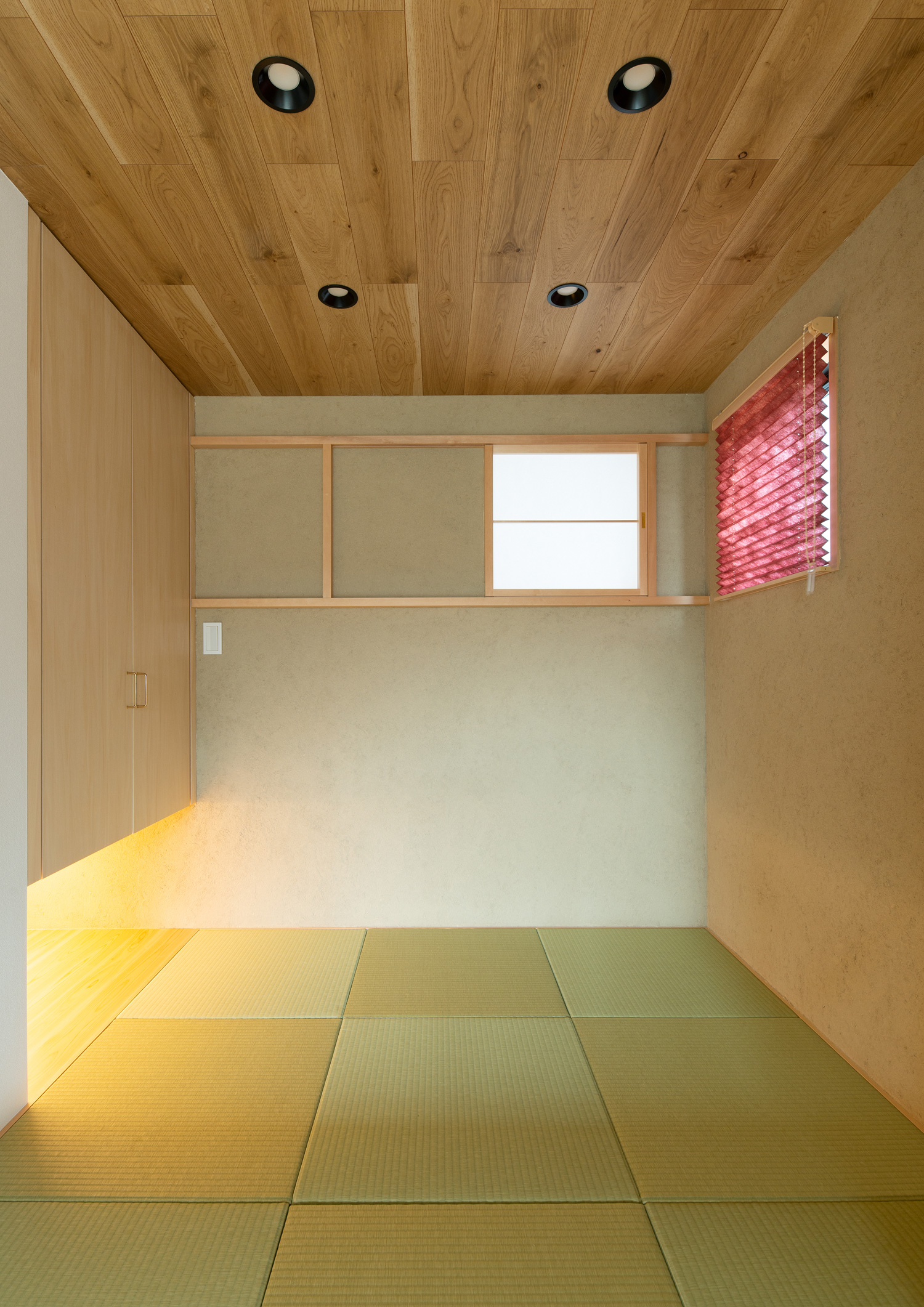 天井付近に小さな窓を設けた琉球畳の和室・デザイン住宅 注文住宅・デザイン住宅建築実例_『CASE620 継承する家』_和室