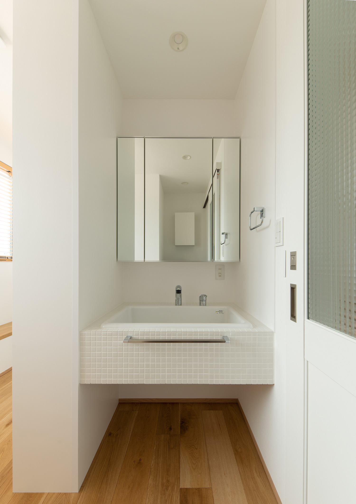 タオル掛けを付けた白いタイルの造作洗面台・デザイン住宅 注文住宅・デザイン住宅建築実例_『CASE620 継承する家』_浴室・洗面所