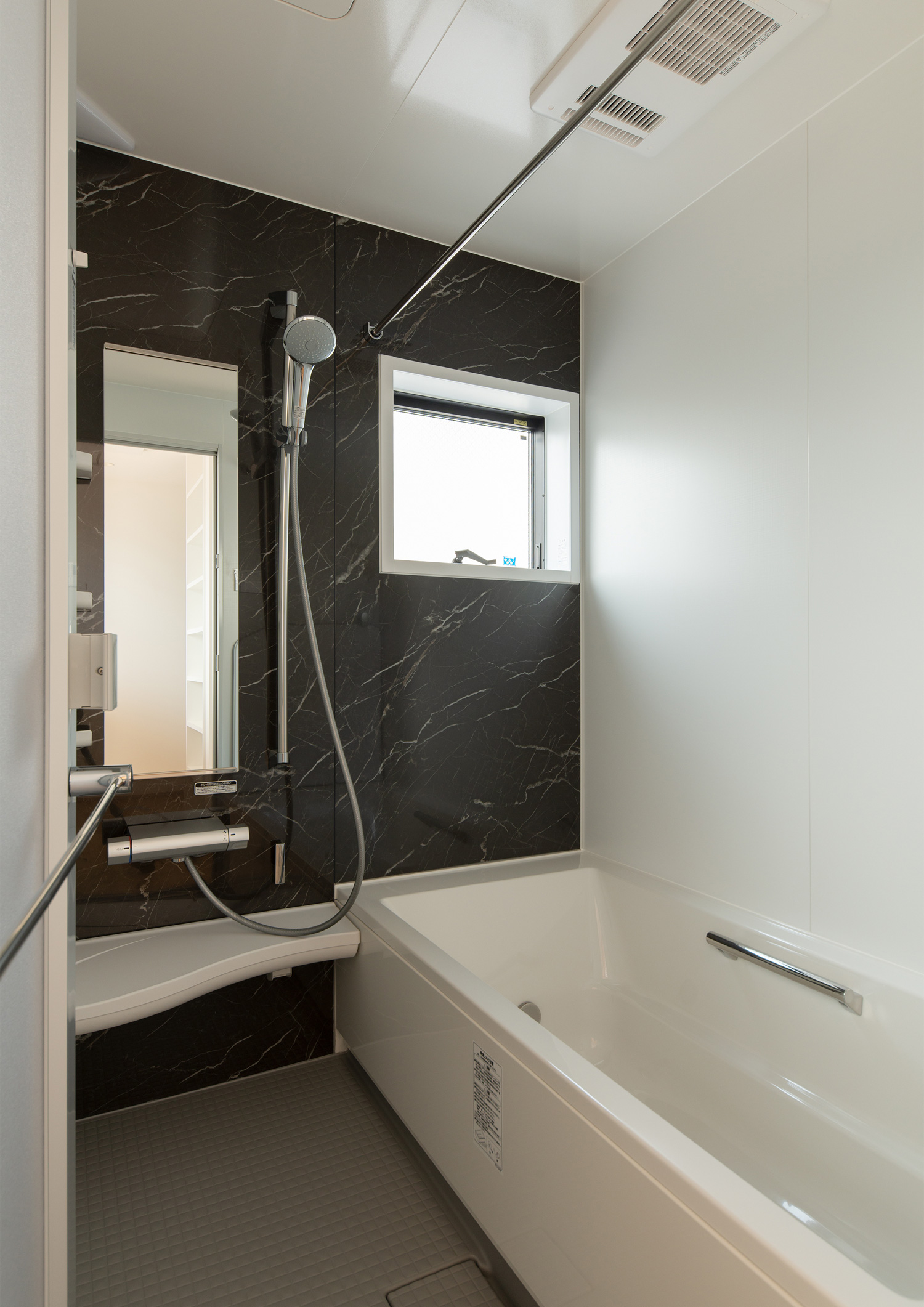 小さな窓がついた黒い壁の浴室・デザイン住宅 注文住宅・デザイン住宅建築実例_『CASE620 継承する家』_浴室・洗面所