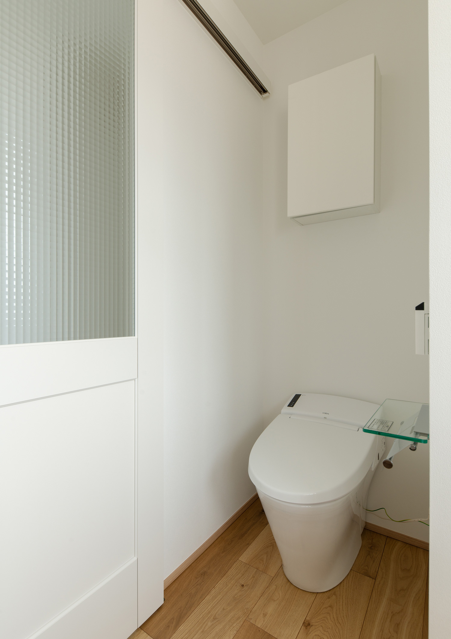 頭上に収納ボックスを設けたトイレ・デザイン住宅 注文住宅・デザイン住宅建築実例_『CASE620 継承する家』_トイレ