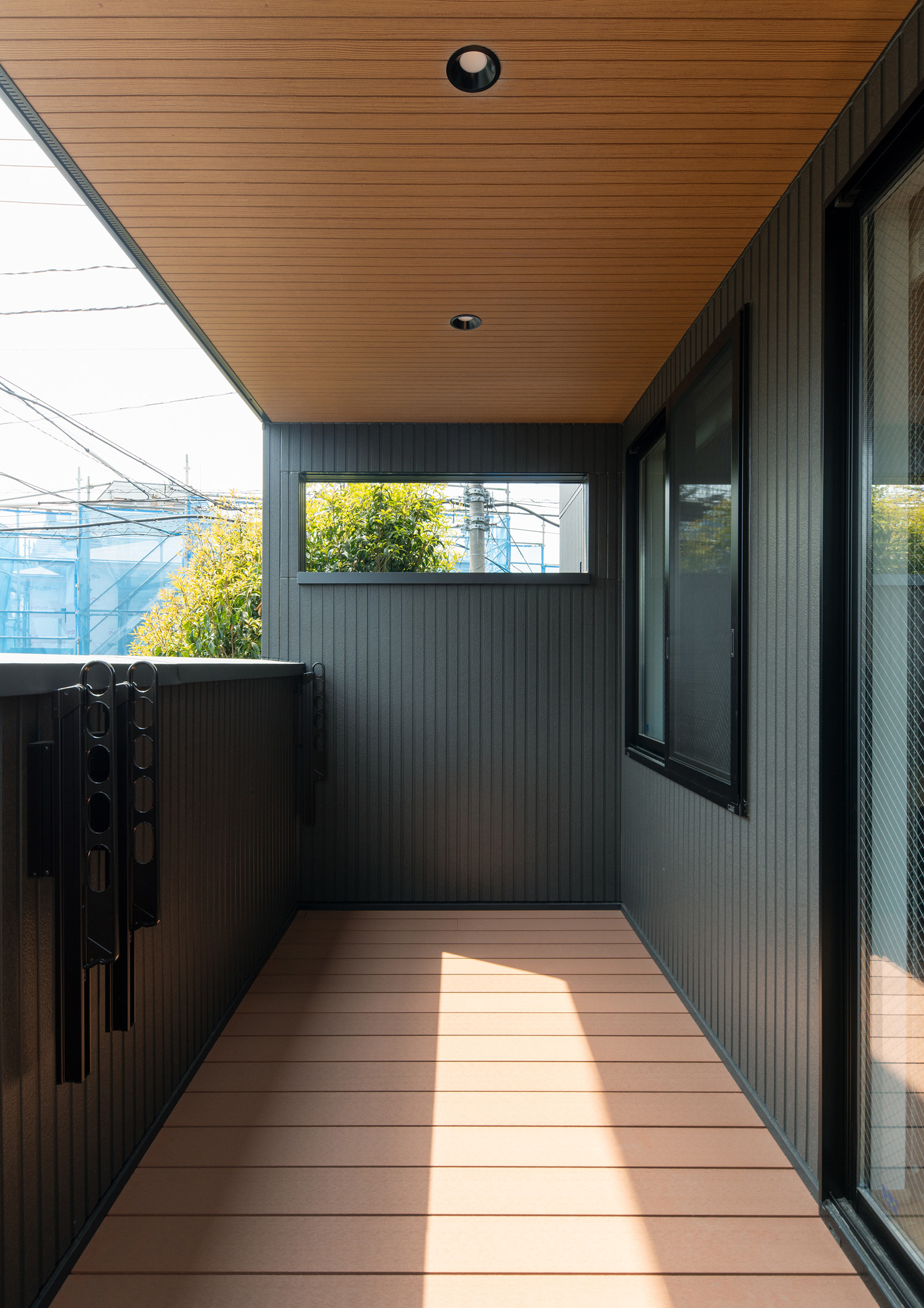 壁にスリットを設けた、木目の軒天井のベランダ・デザイン住宅 注文住宅・デザイン住宅建築実例_『CASE620 継承する家』_テラス・バルコニー