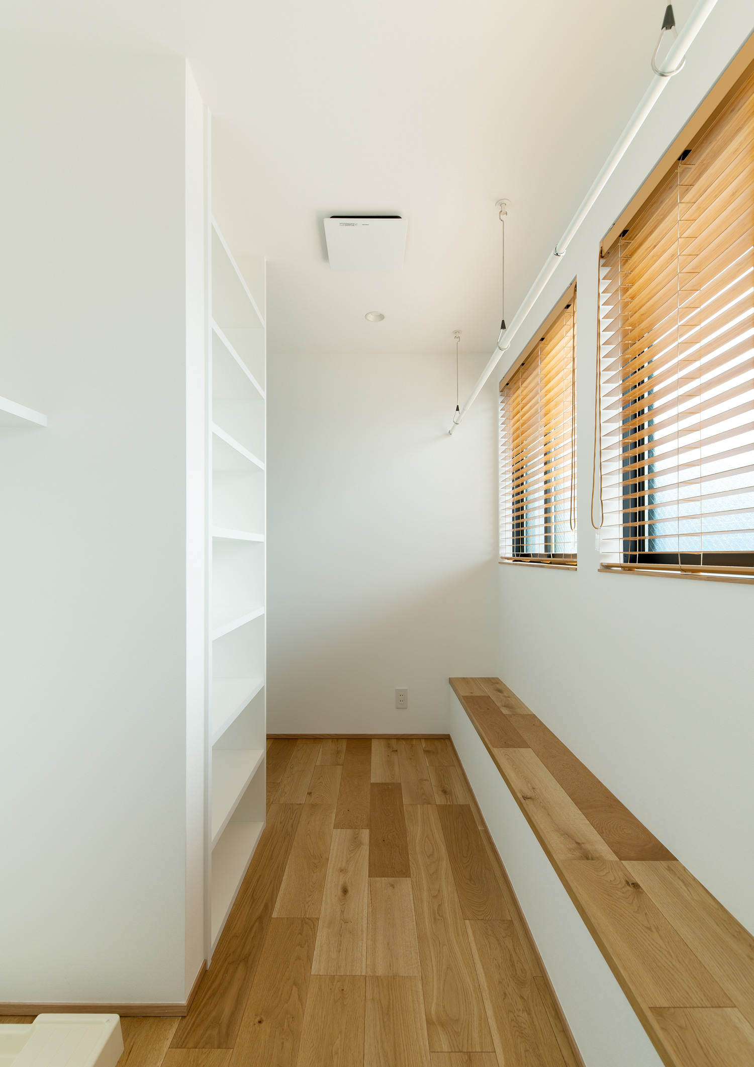 収納棚と物干し竿を設けたランドリールーム・デザイン住宅 注文住宅・デザイン住宅建築実例_『CASE620 継承する家』_廊下