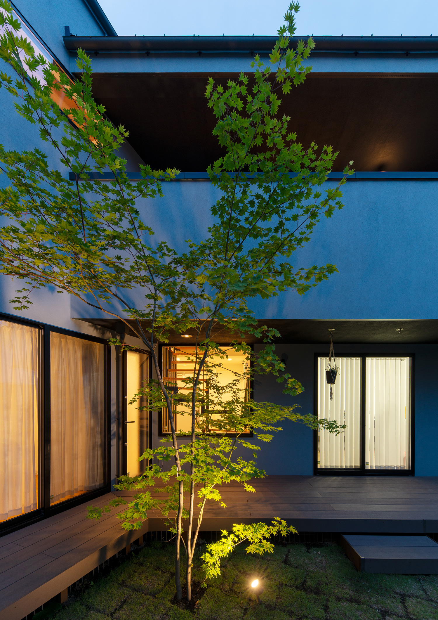 庭の植栽がライトアップされた縁側のある住宅・デザイン住宅 注文住宅・デザイン住宅建築実例_『CASE621 対角線上の家』_外観