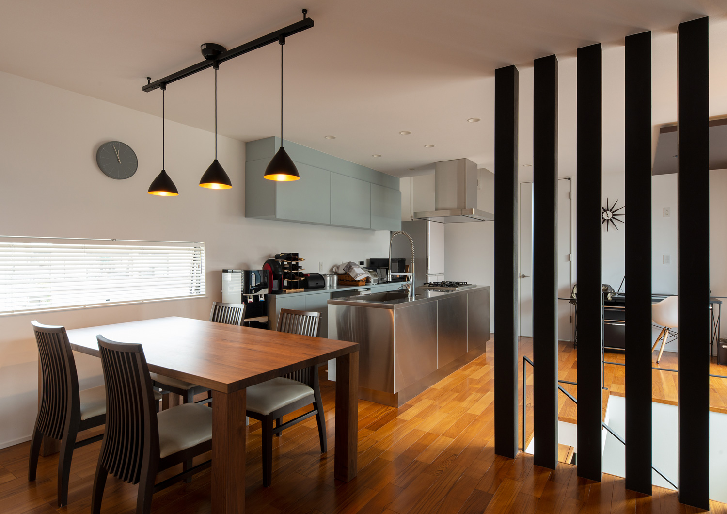 4人掛けのダイニングテーブルやステンレスのカウンターキッチンがあるLDK・デザイン住宅 注文住宅・デザイン住宅建築実例_『CASE621 対角線上の家』_LDK