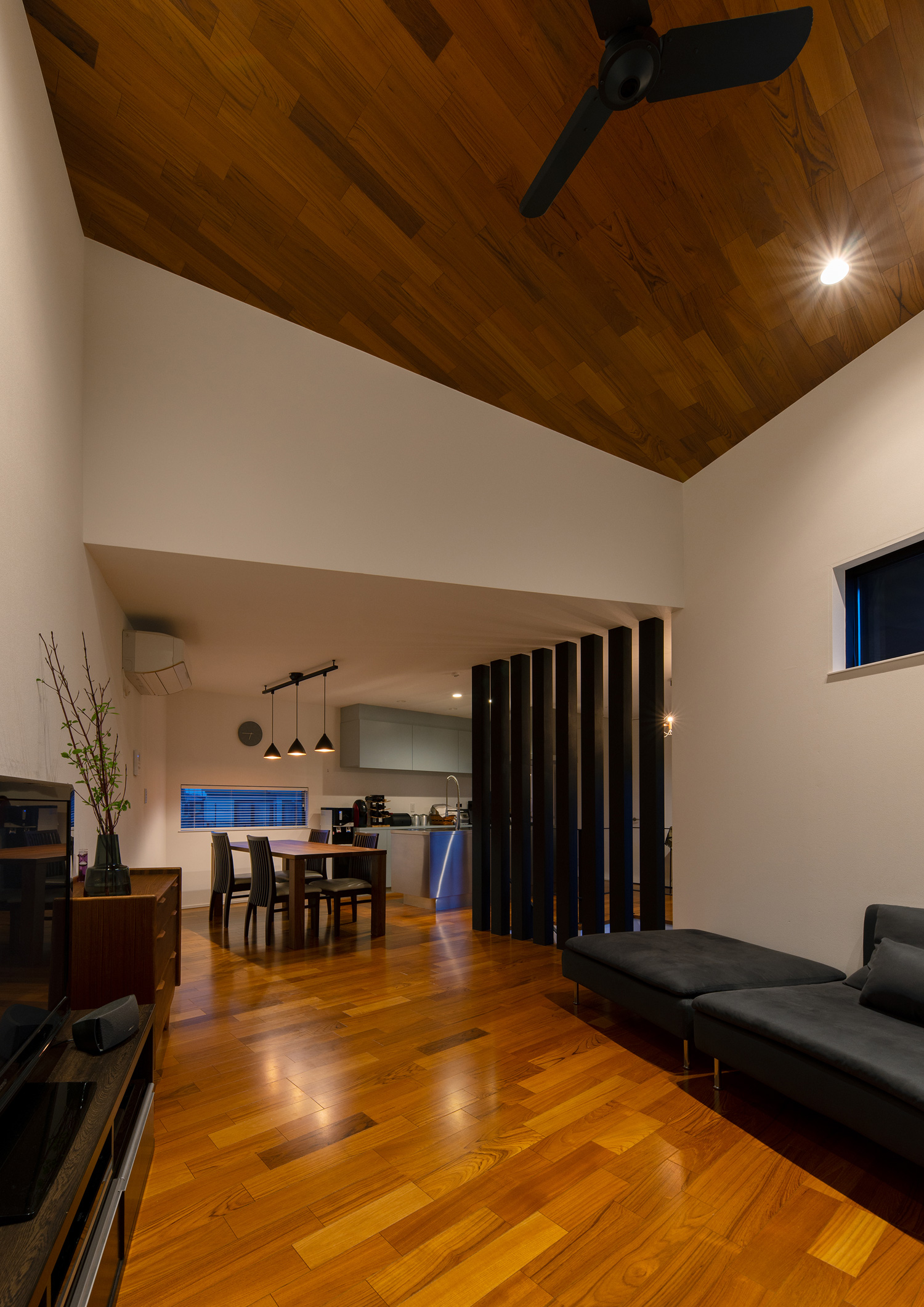 木目の天井にシーリングファンが取り付けられたLDK・デザイン住宅 注文住宅・デザイン住宅建築実例_『CASE621 対角線上の家』_LDK