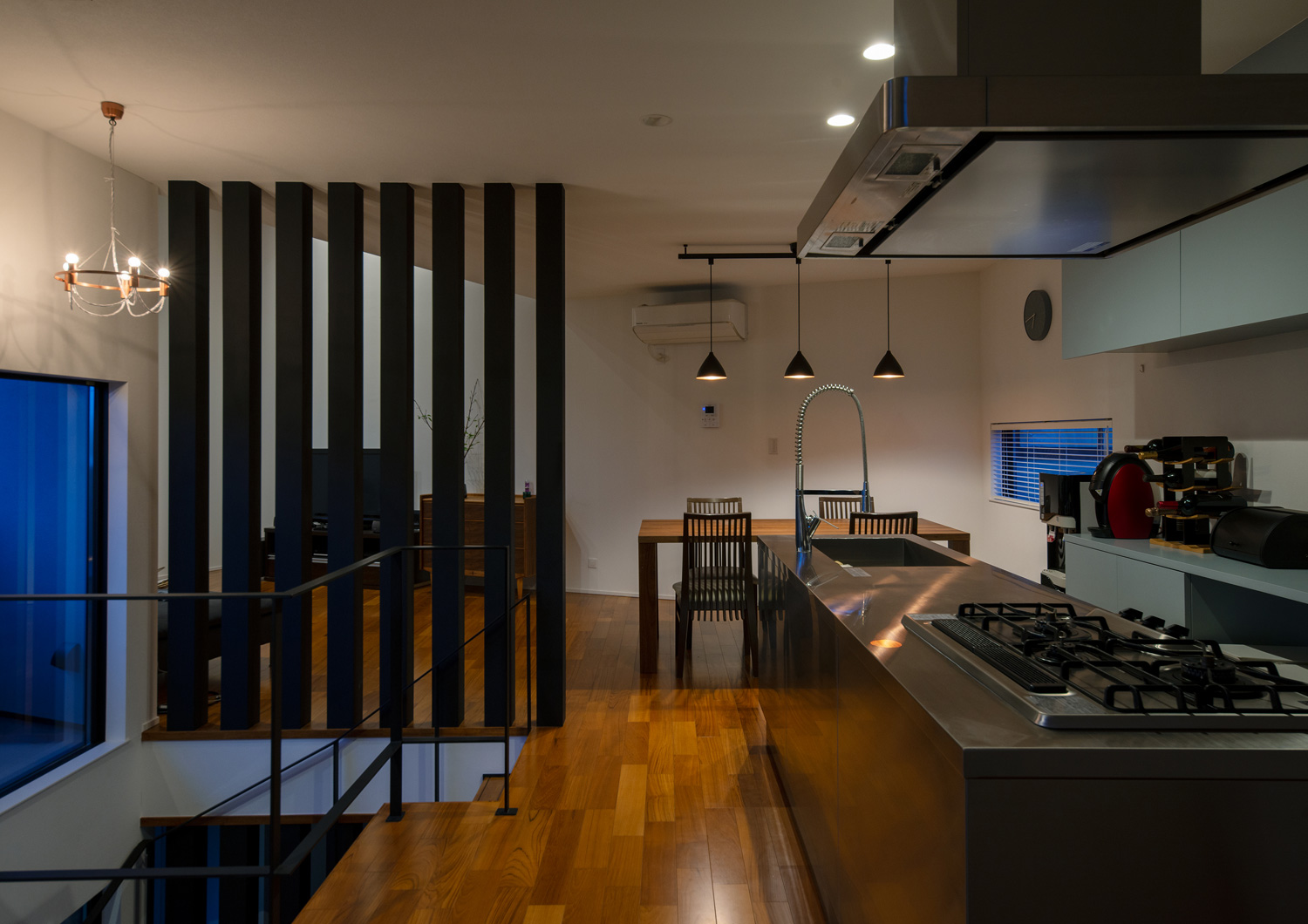 ダウンライトやペンダントライトに照らされるLDK・デザイン住宅 注文住宅・デザイン住宅建築実例_『CASE621 対角線上の家』_LDK