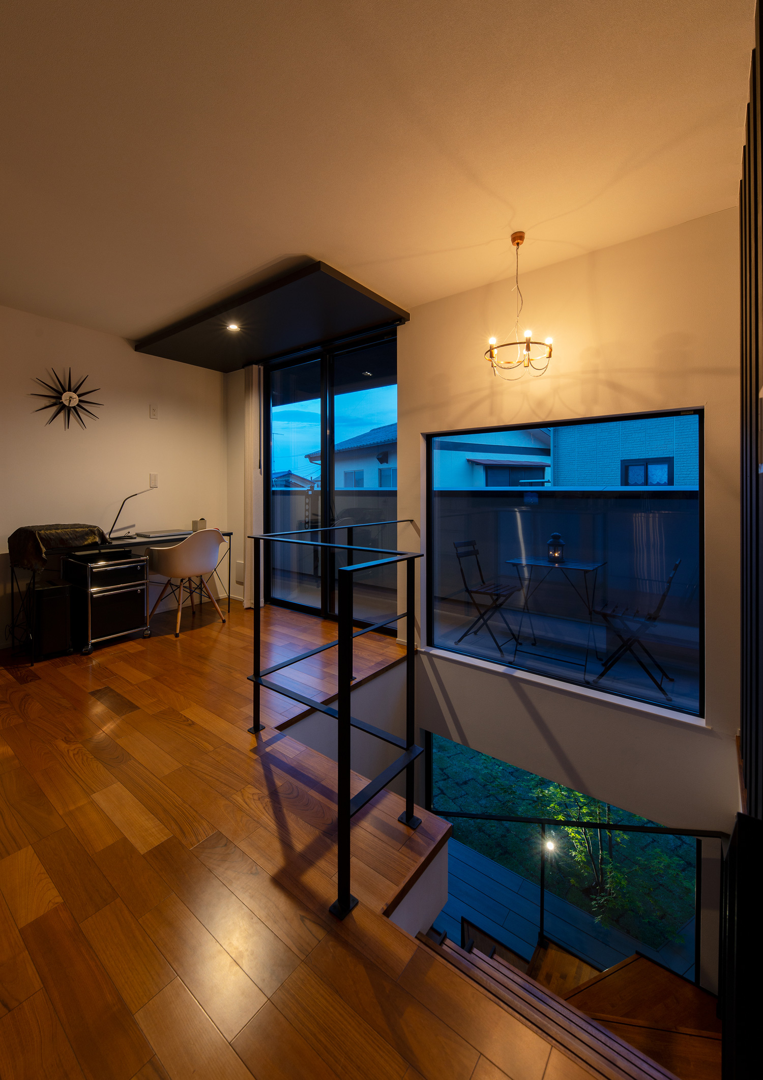 シーリングライトが取り付けられた吹き抜けになった階段部分の天井・デザイン住宅 注文住宅・デザイン住宅建築実例_『CASE621 対角線上の家』_LDK