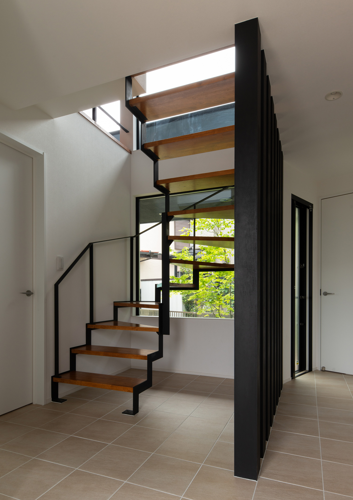 スケルトン階段越しに、緑が見える窓がある室内・デザイン住宅 注文住宅・デザイン住宅建築実例_『CASE621 対角線上の家』_階段