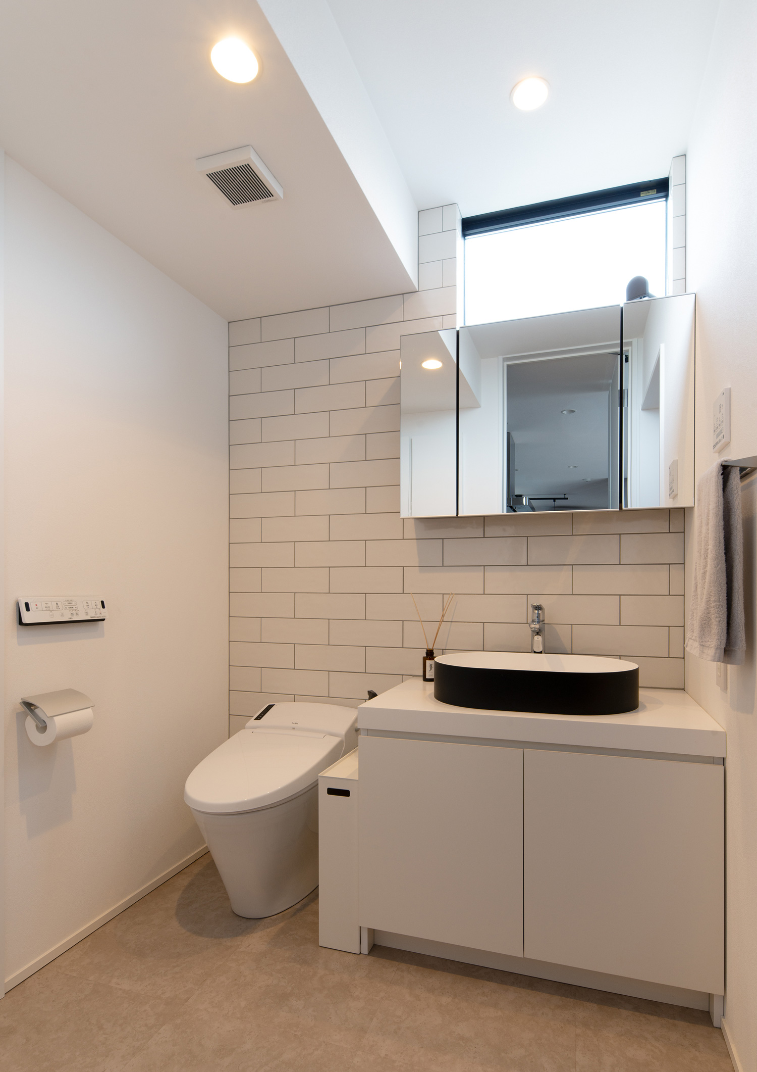 トイレと洗面所が一緒になった空間・デザイン住宅 注文住宅・デザイン住宅建築実例_『CASE621 対角線上の家』_浴室・洗面所