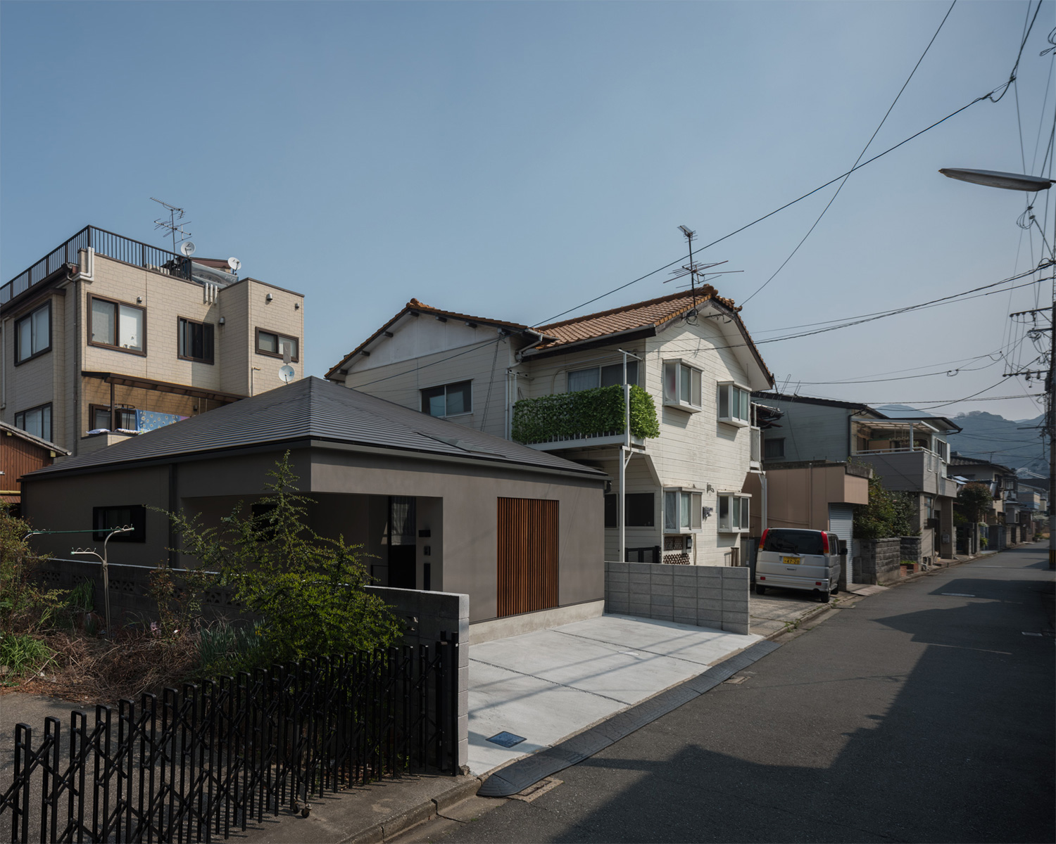 住宅街に建つ、グレーの外壁で三角屋根の平屋住宅・デザイン住宅 注文住宅・デザイン住宅建築実例_『CASE622 fit』_外観