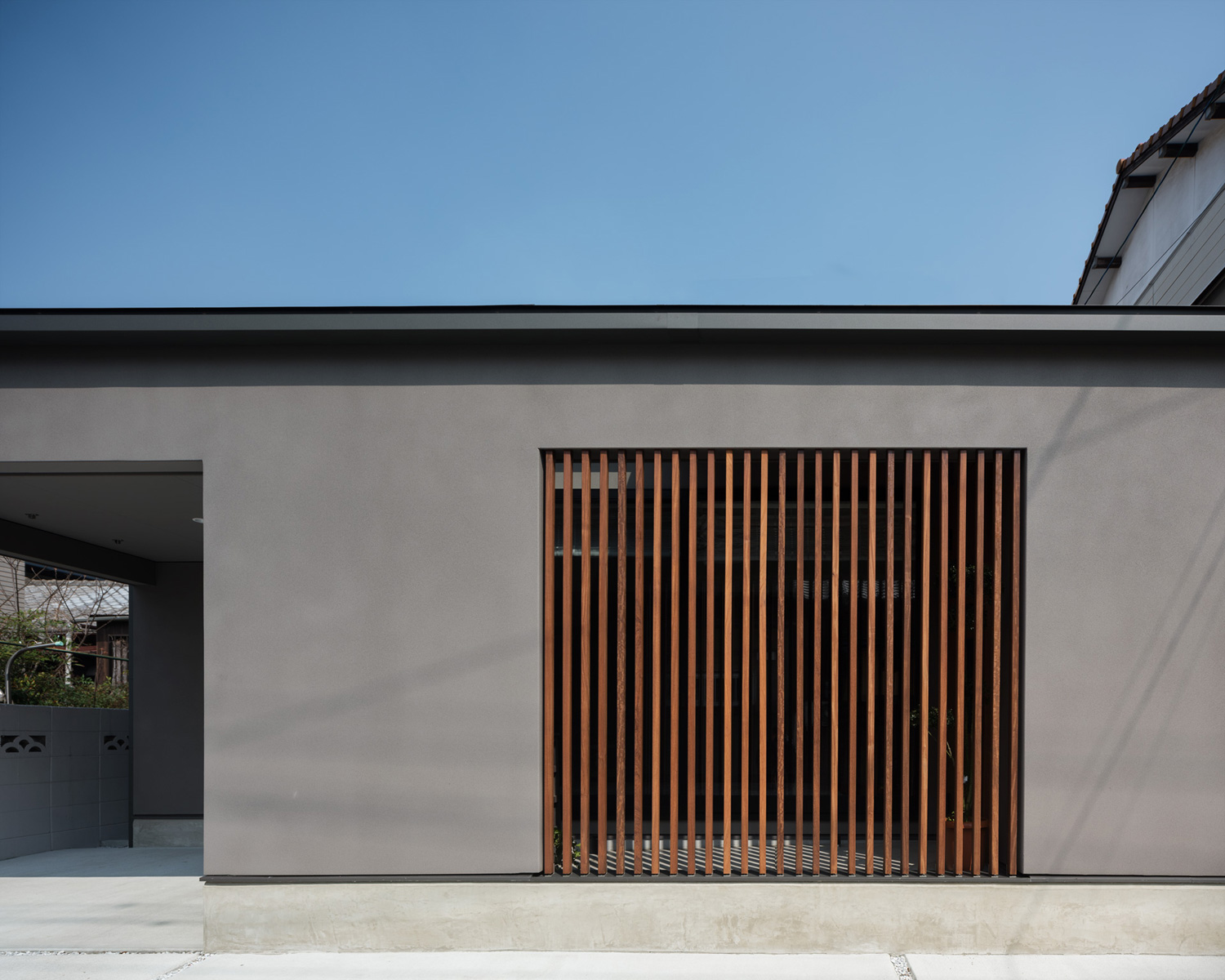 グレーの外壁の一部に木のルーバーがある平屋住宅・デザイン住宅 注文住宅・デザイン住宅建築実例_『CASE622 fit』_外観