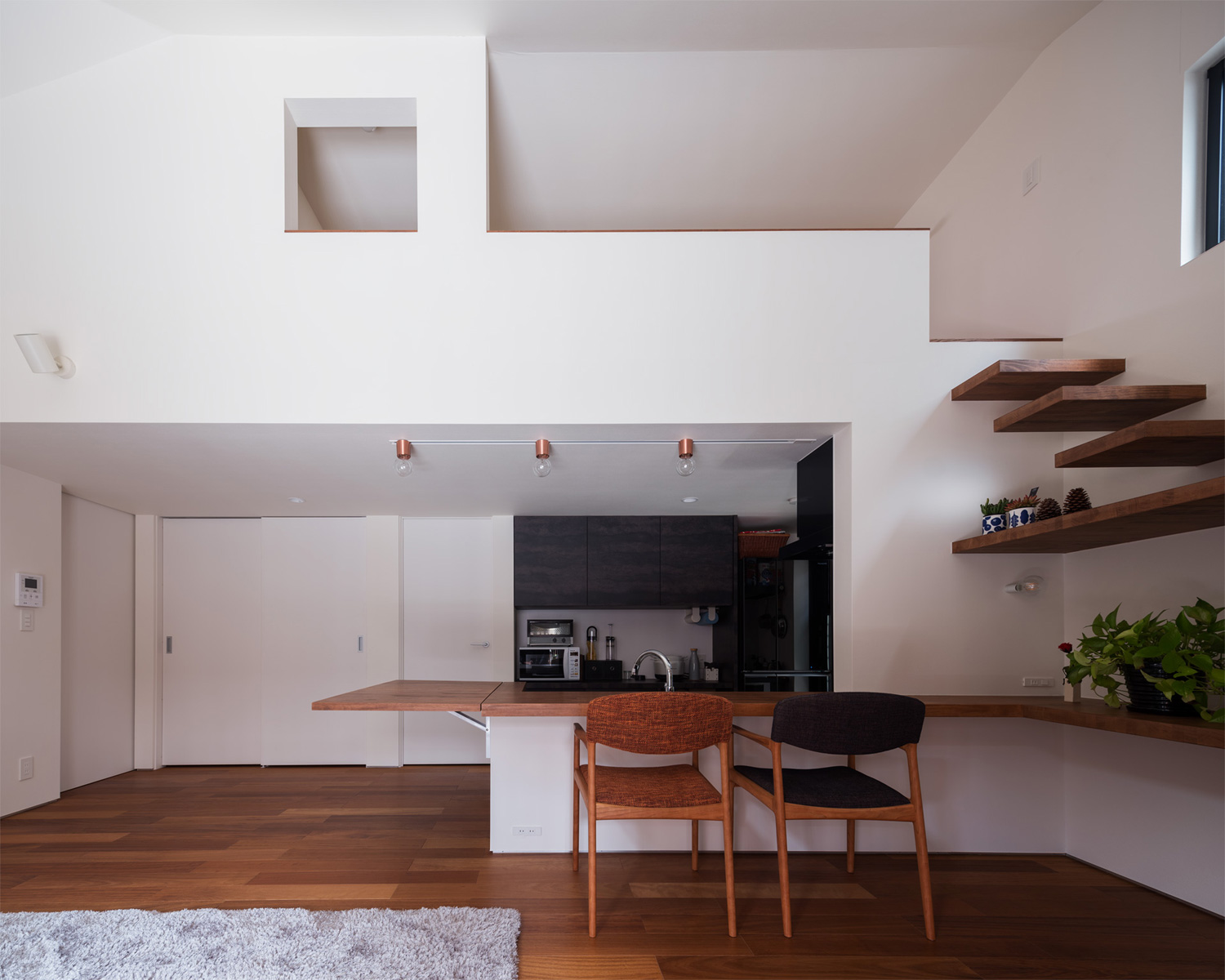 キッチンにカウンターを取り付けた、吹き抜けのあるLDK・デザイン住宅 注文住宅・デザイン住宅建築実例_『CASE622 fit』_LDK