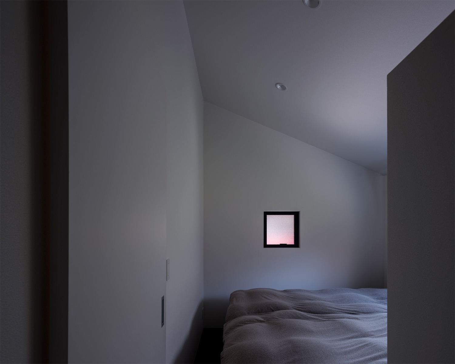 小さな正方形の窓を設けた母屋下がりの寝室・デザイン住宅 注文住宅・デザイン住宅建築実例_『CASE622 fit』_寝室