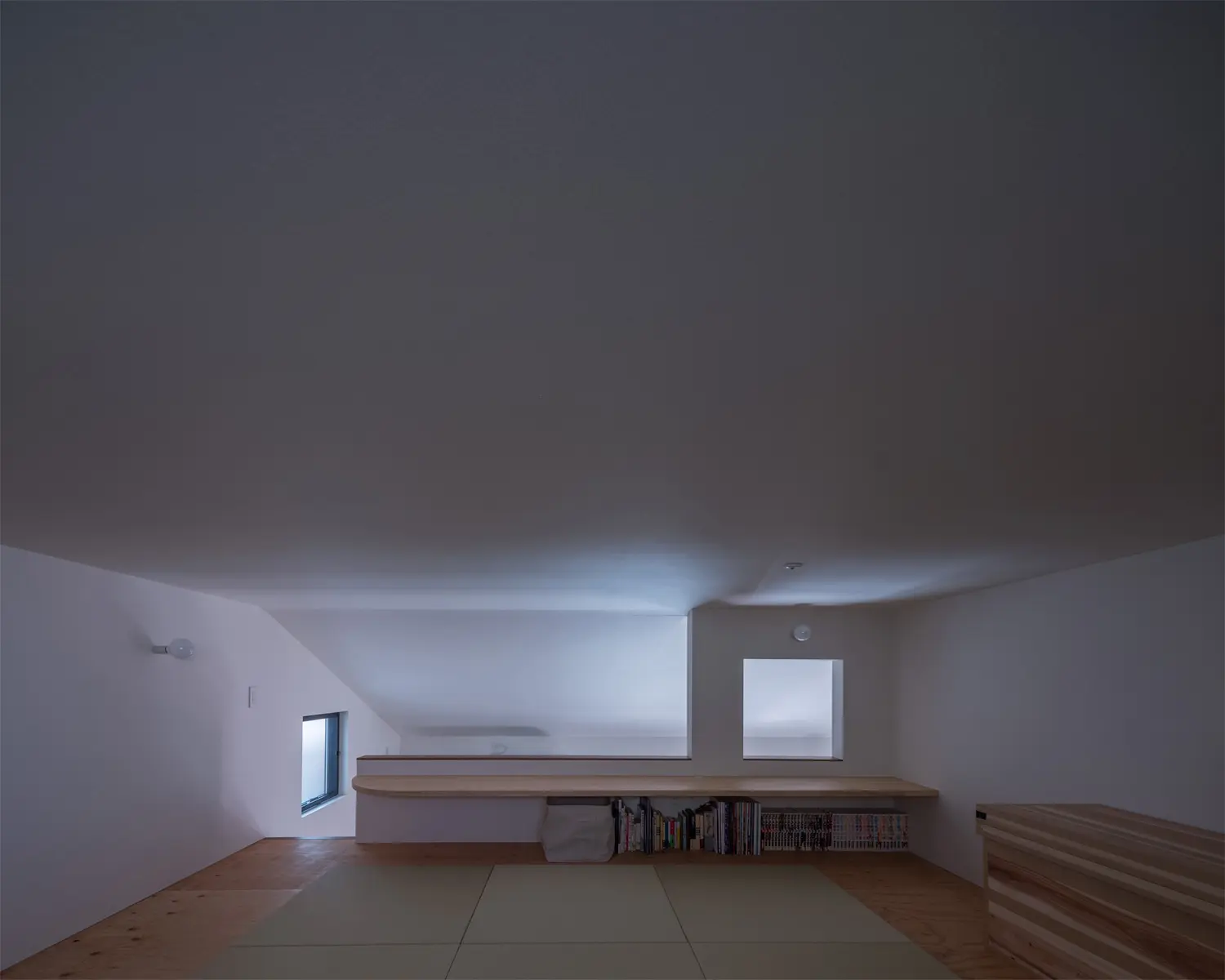 デスクを設置し、ちょっとした読書空間にもなる