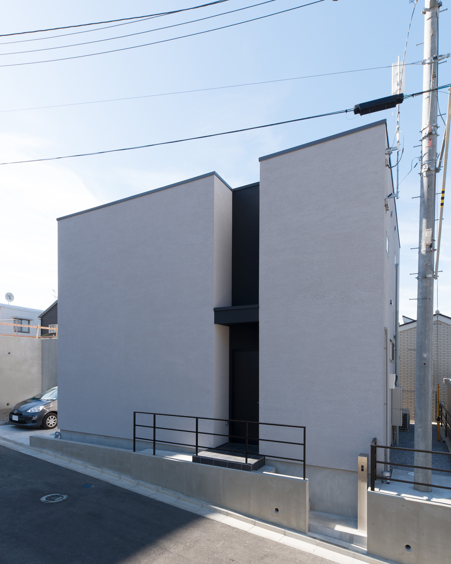 白いキューブ状の外壁に黒いスリットが入った外観の住宅・デザイン住宅 注文住宅・デザイン住宅建築実例_『CASE624 『７：３の家』』_外観