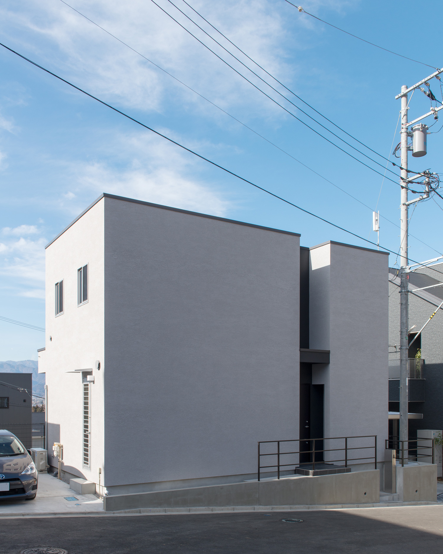 窓のない白いキューブ状の外観の住宅を斜めから見た様子・デザイン住宅 注文住宅・デザイン住宅建築実例_『CASE624 『７：３の家』』_外観