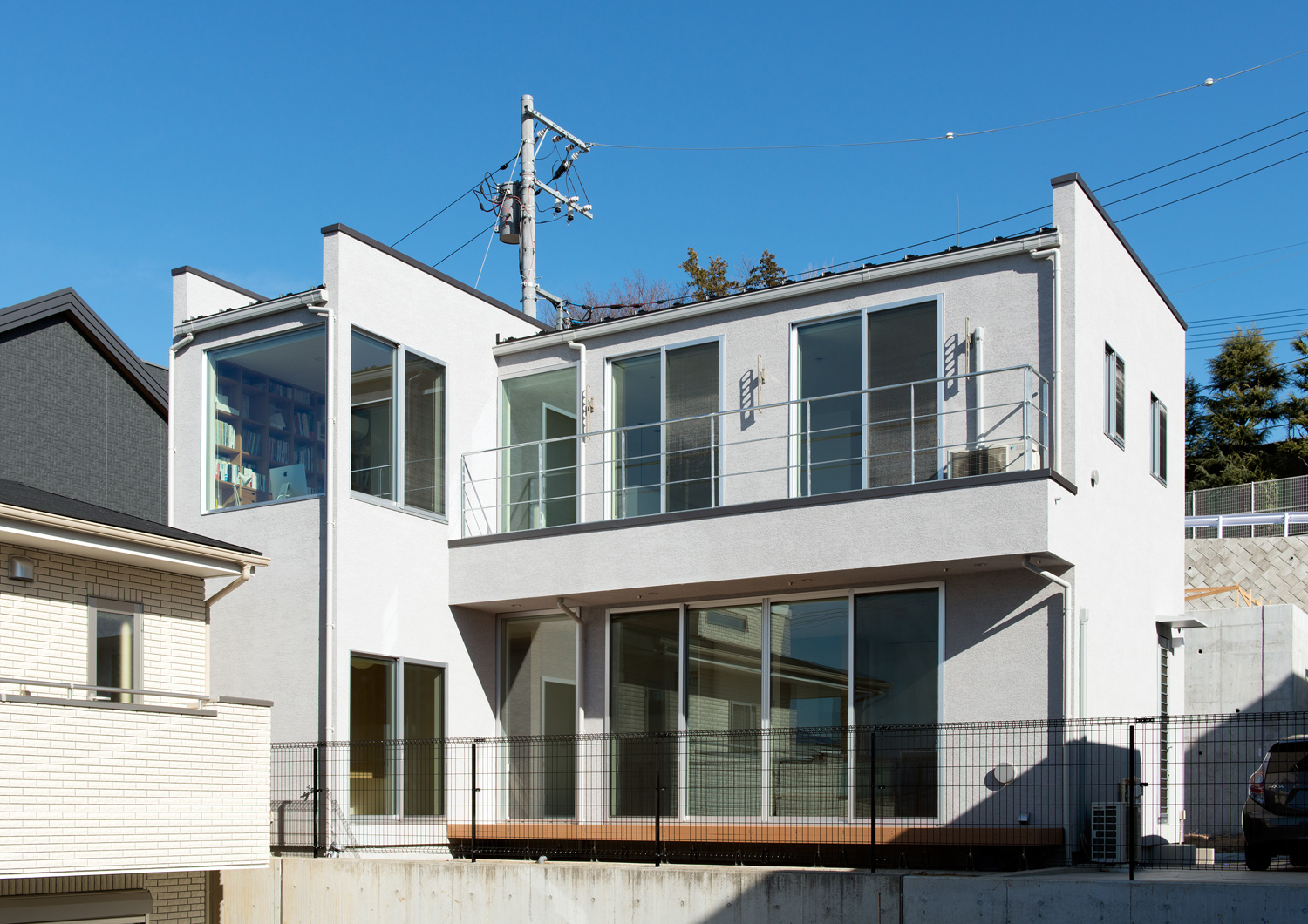 開口部を多く設けた白い外壁の住宅・デザイン住宅 注文住宅・デザイン住宅建築実例_『CASE624 『７：３の家』』_外観