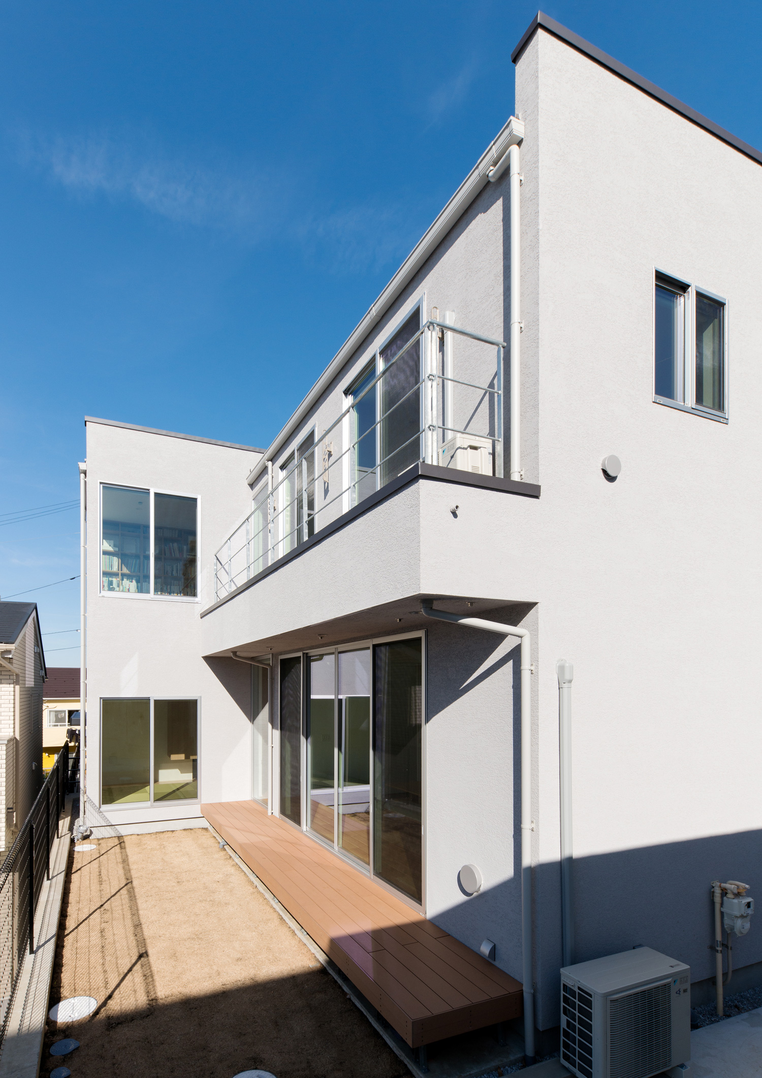 ウッドデッキの縁側と庭がある白い外壁の住宅・デザイン住宅 注文住宅・デザイン住宅建築実例_『CASE624 『７：３の家』』_外観