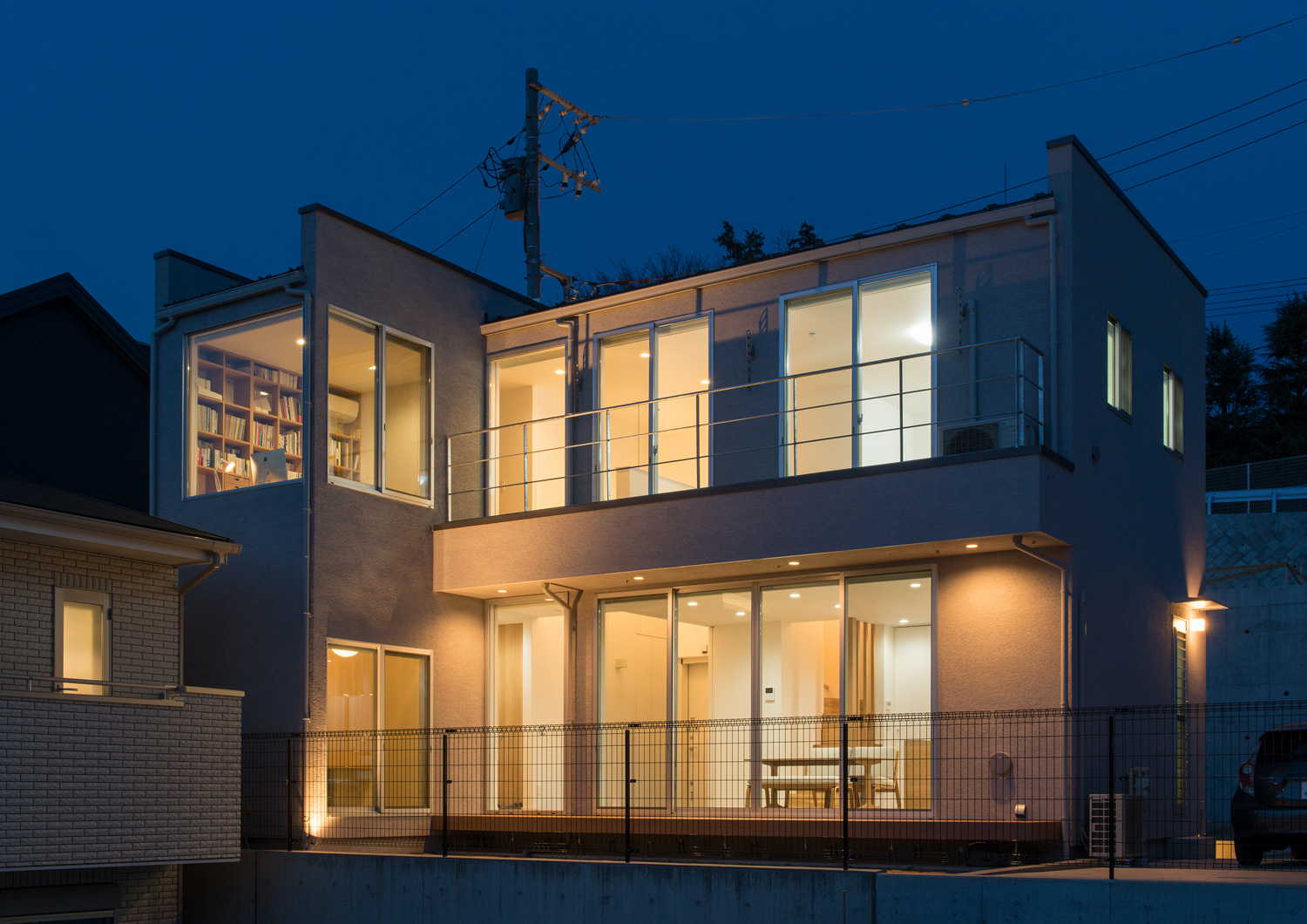 室内の光や軒天井の照明の光に照らされるキューブ状の外観の住まい・デザイン住宅 注文住宅・デザイン住宅建築実例_『CASE624 『７：３の家』』_外観