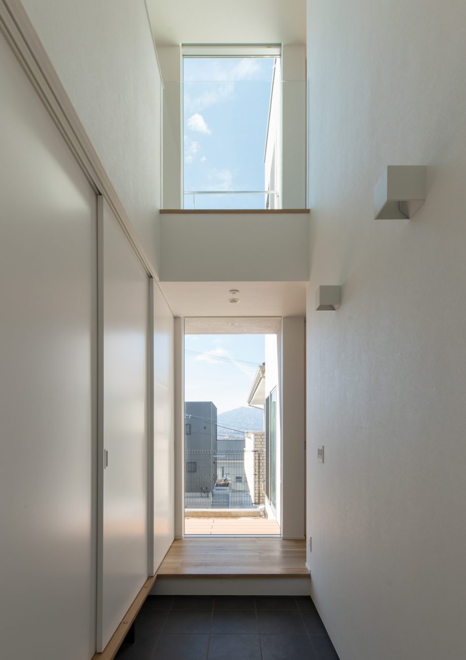 正面に窓がある吹き抜けの玄関・デザイン住宅 注文住宅・デザイン住宅建築実例_『CASE624 『７：３の家』』_玄関