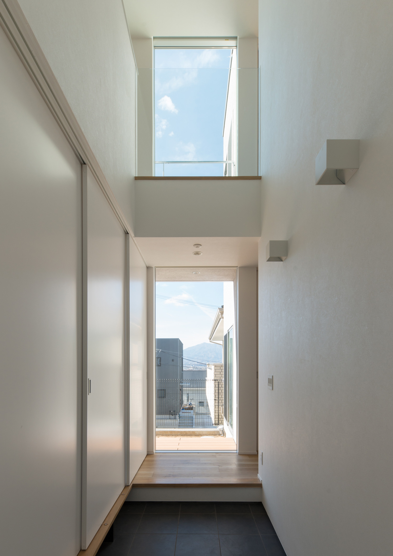 正面に窓がある吹き抜けの玄関・デザイン住宅 注文住宅・デザイン住宅建築実例_『CASE624 『７：３の家』』_玄関